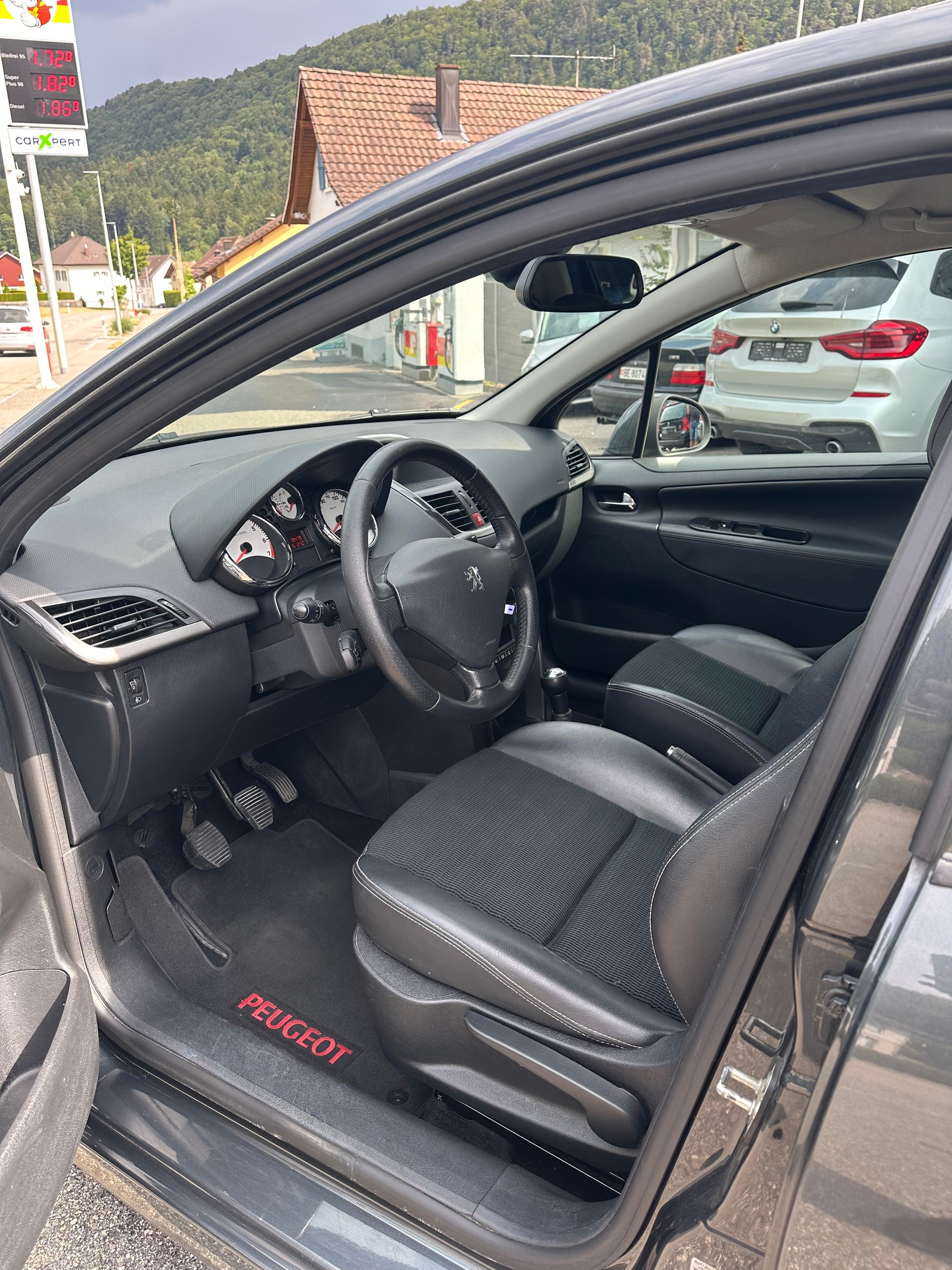 PEUGEOT 207 1.6 16V Swiss Edition-image-5