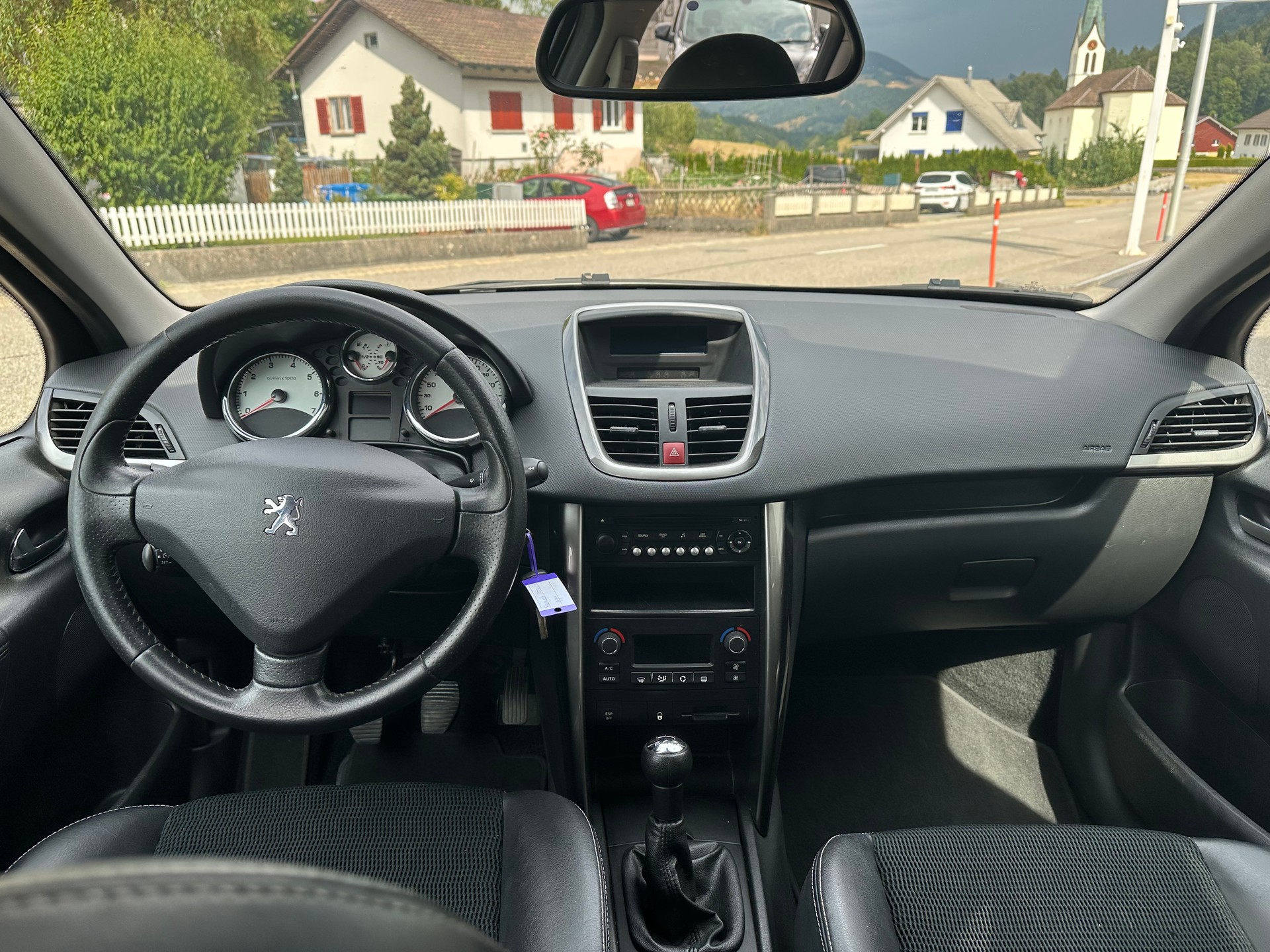 PEUGEOT 207 1.6 16V Swiss Edition-image-8