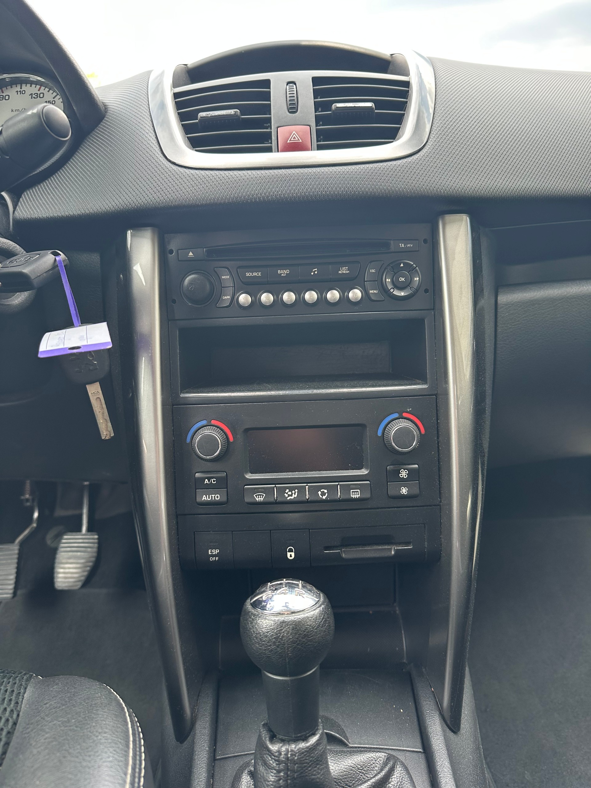 PEUGEOT 207 1.6 16V Swiss Edition-image-9