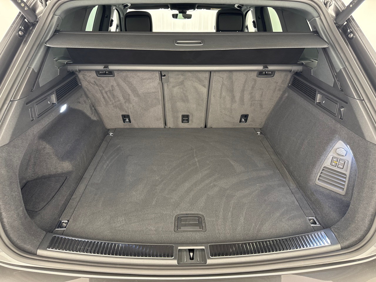 VW Touareg 3.0 TDI R-Line ''inkl. AHK & Standheizung''-image-7