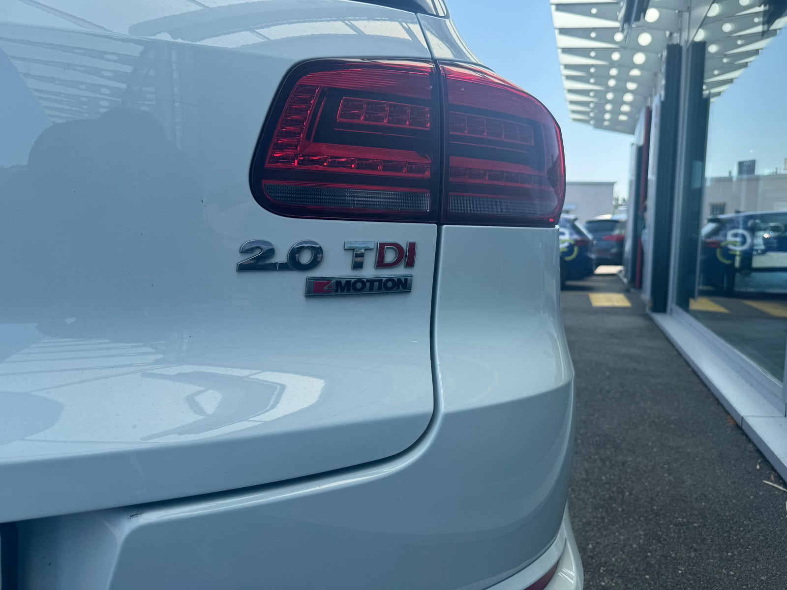 VW Tiguan 2.0 TDI BlueMotion Sport&Style 4Motion DSG R-Line 4x4-showroom-element-3