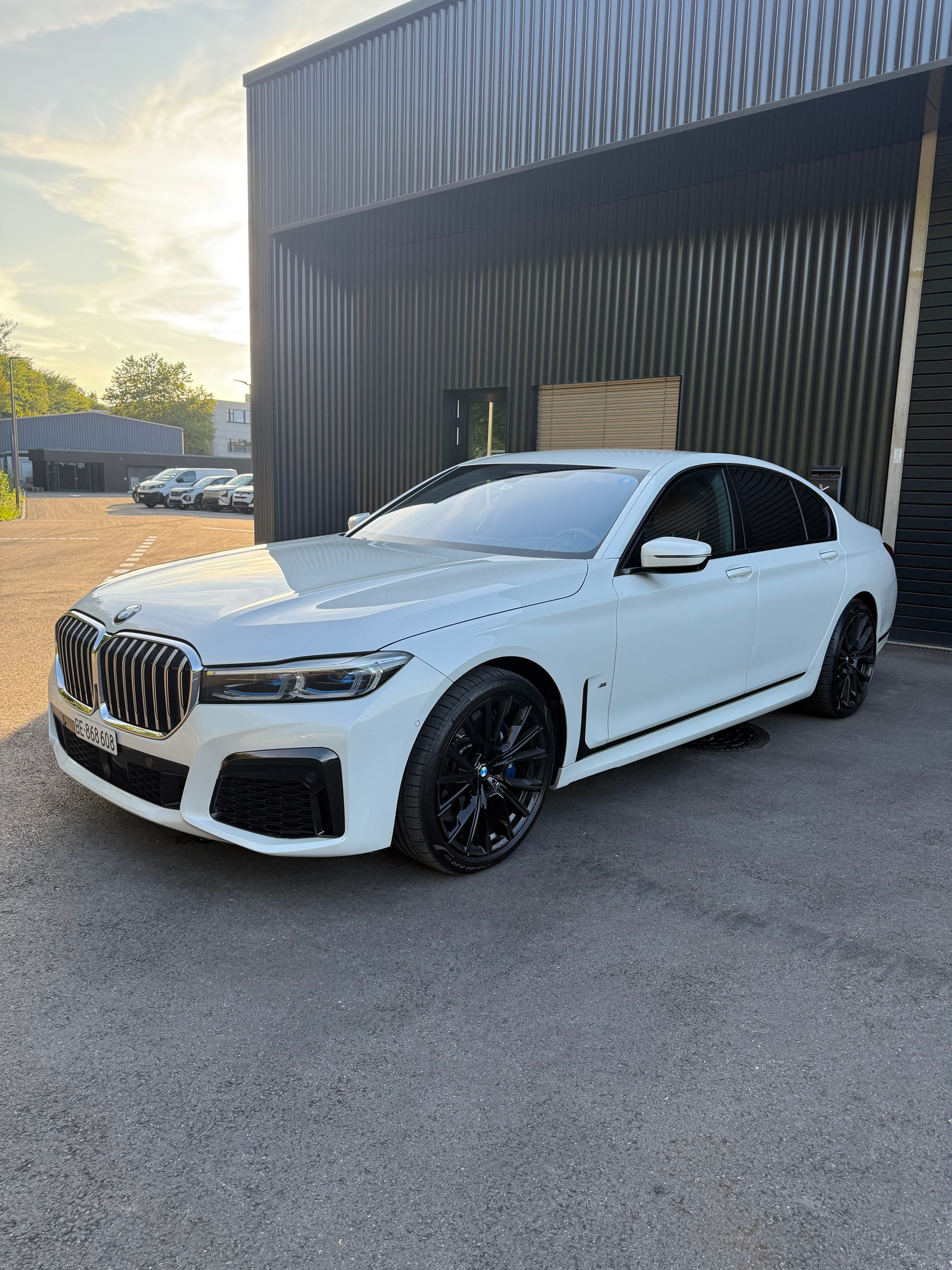 BMW 750i xDrive-image-1