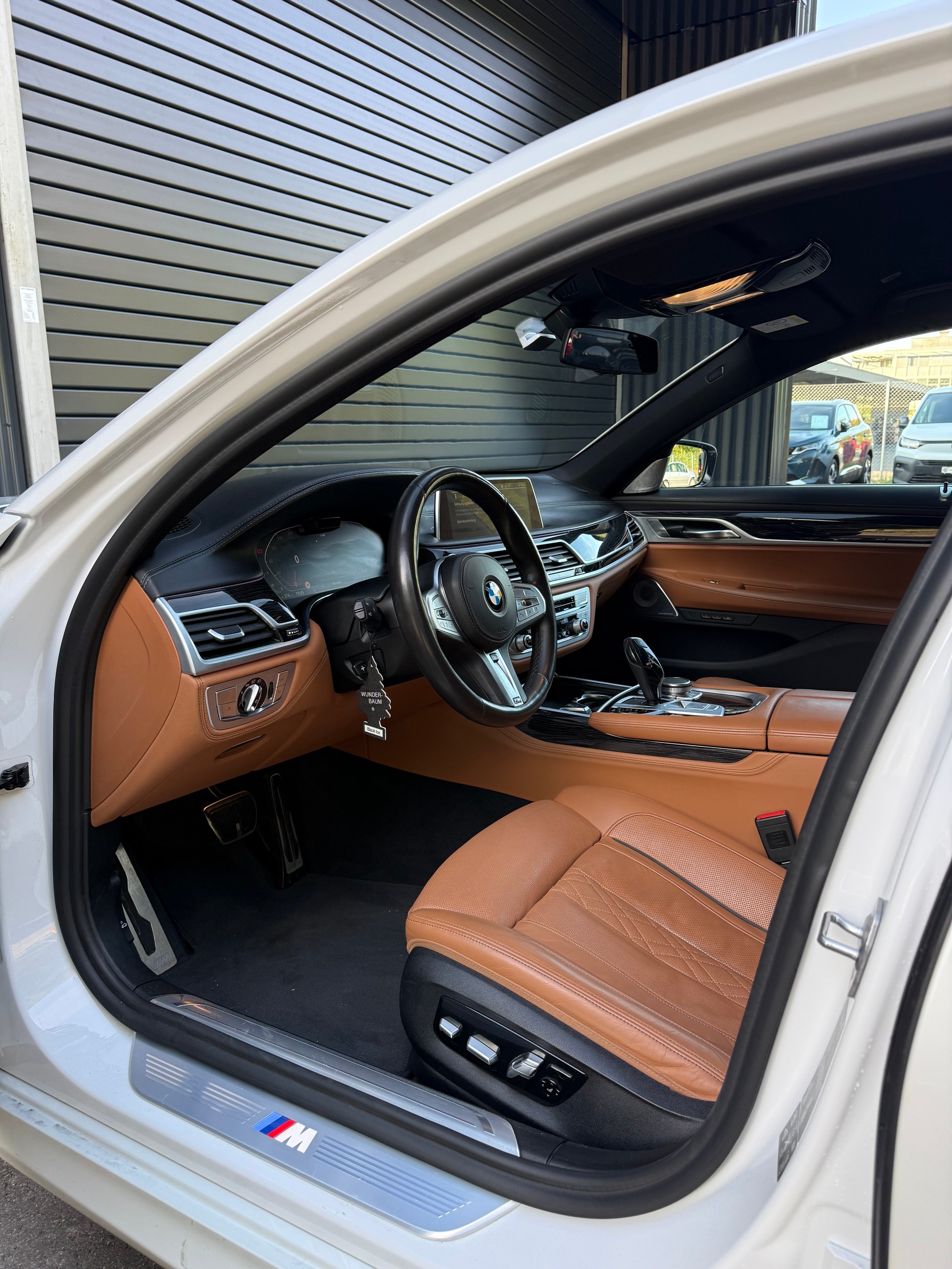 BMW 750i xDrive-image-4