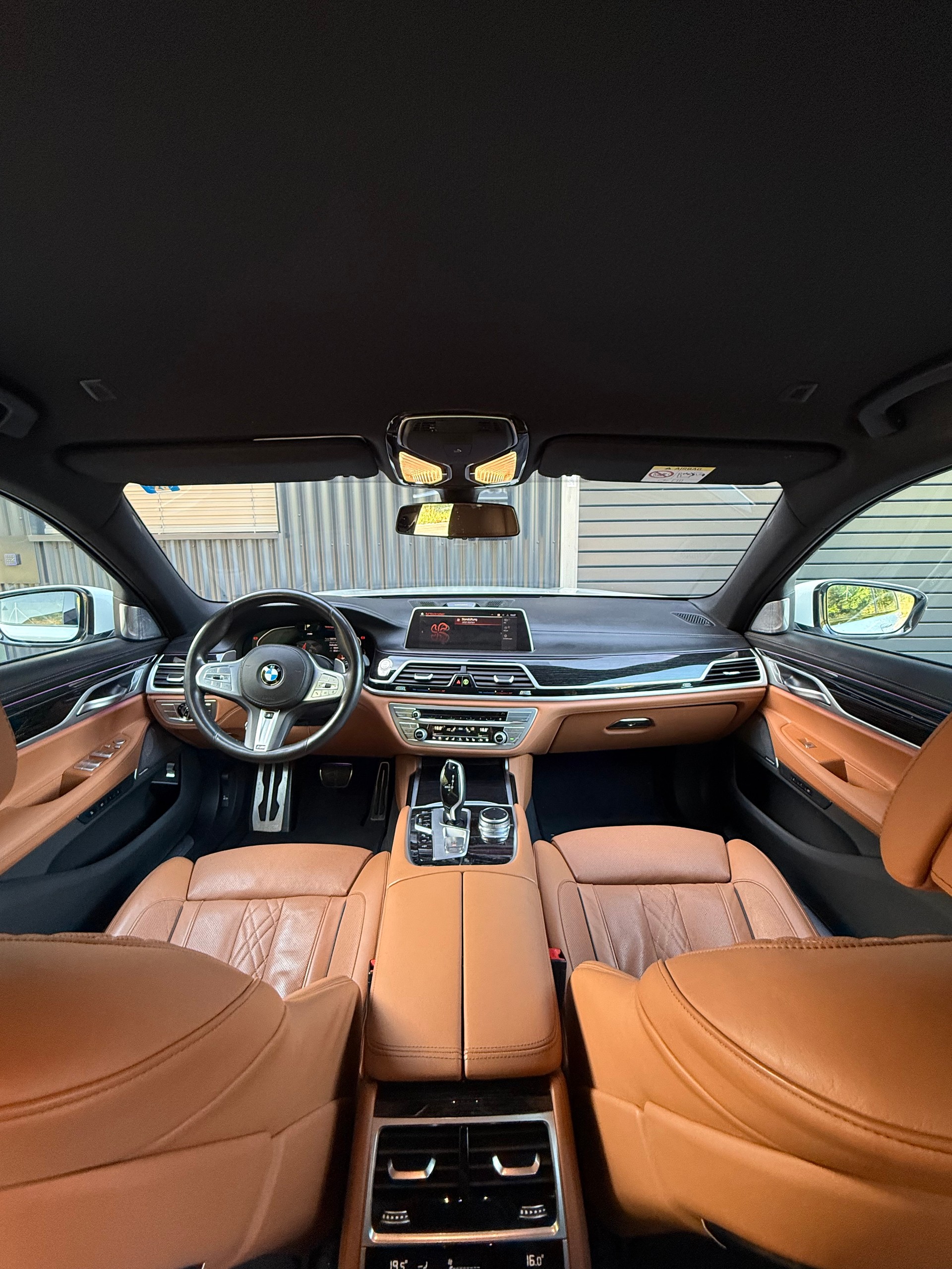 BMW 750i xDrive-image-5