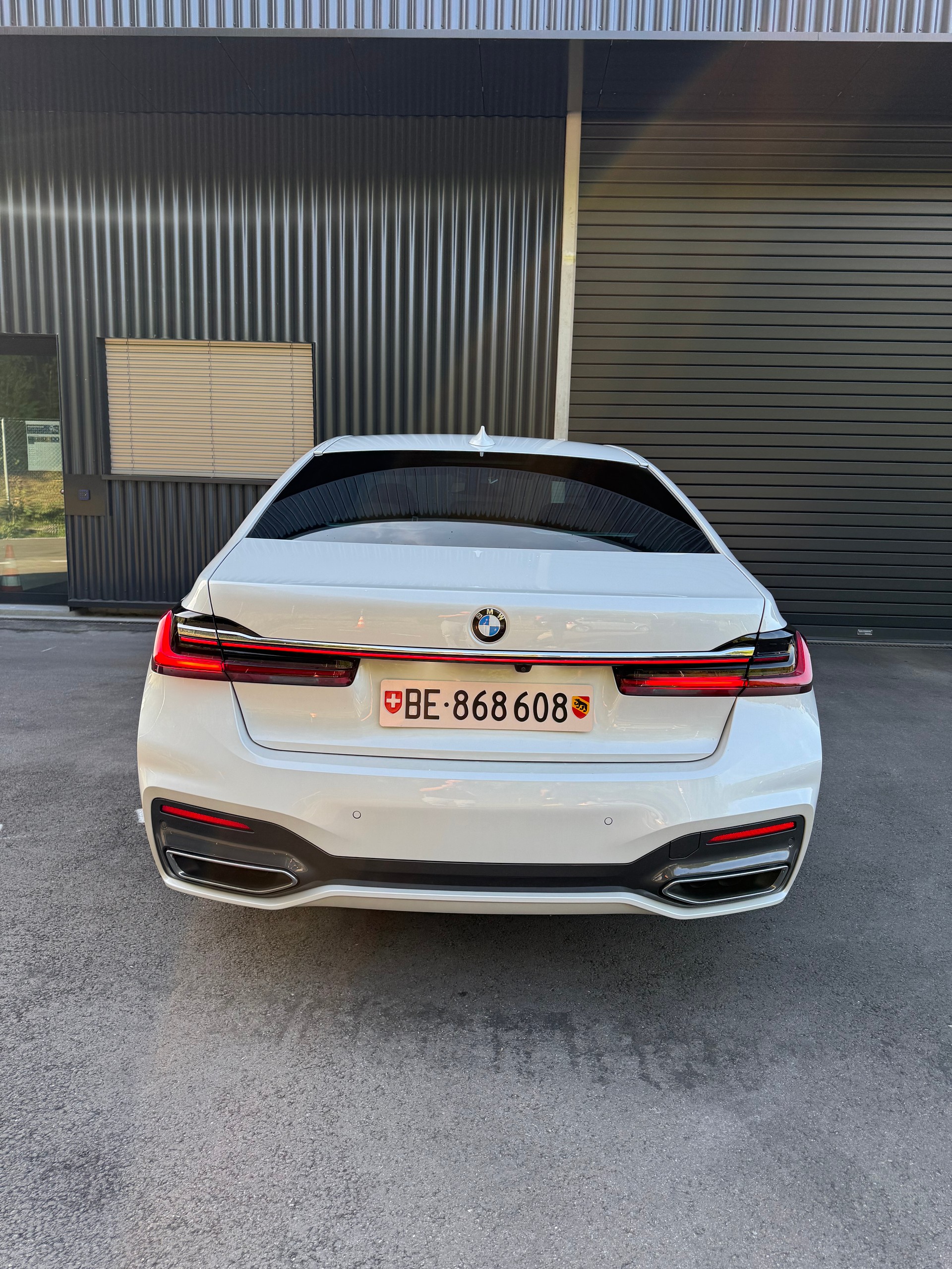 BMW 750i xDrive-image-3
