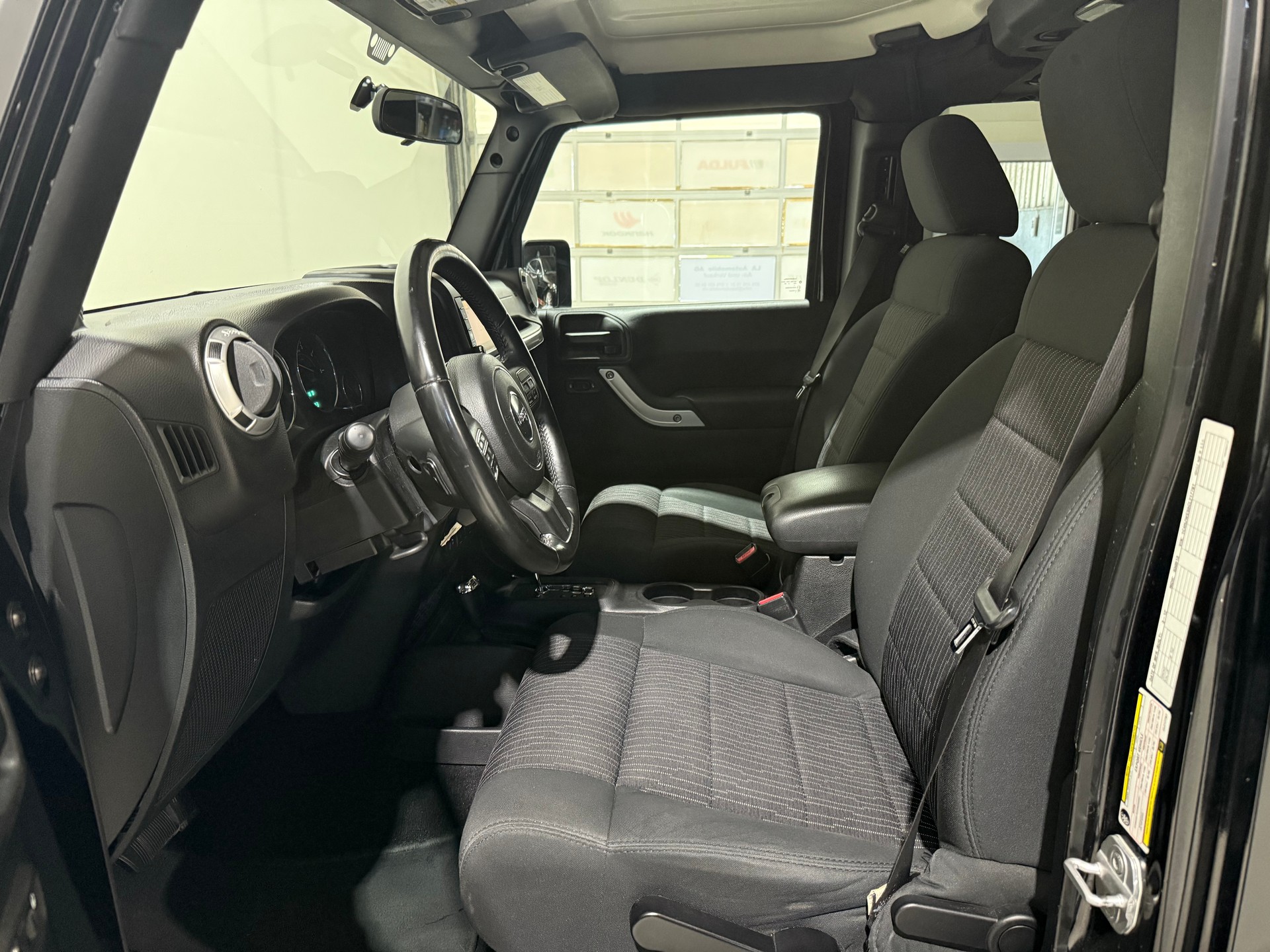 JEEP Wrangler 2.8CRD Unlimited Sahara Automatic-image-12