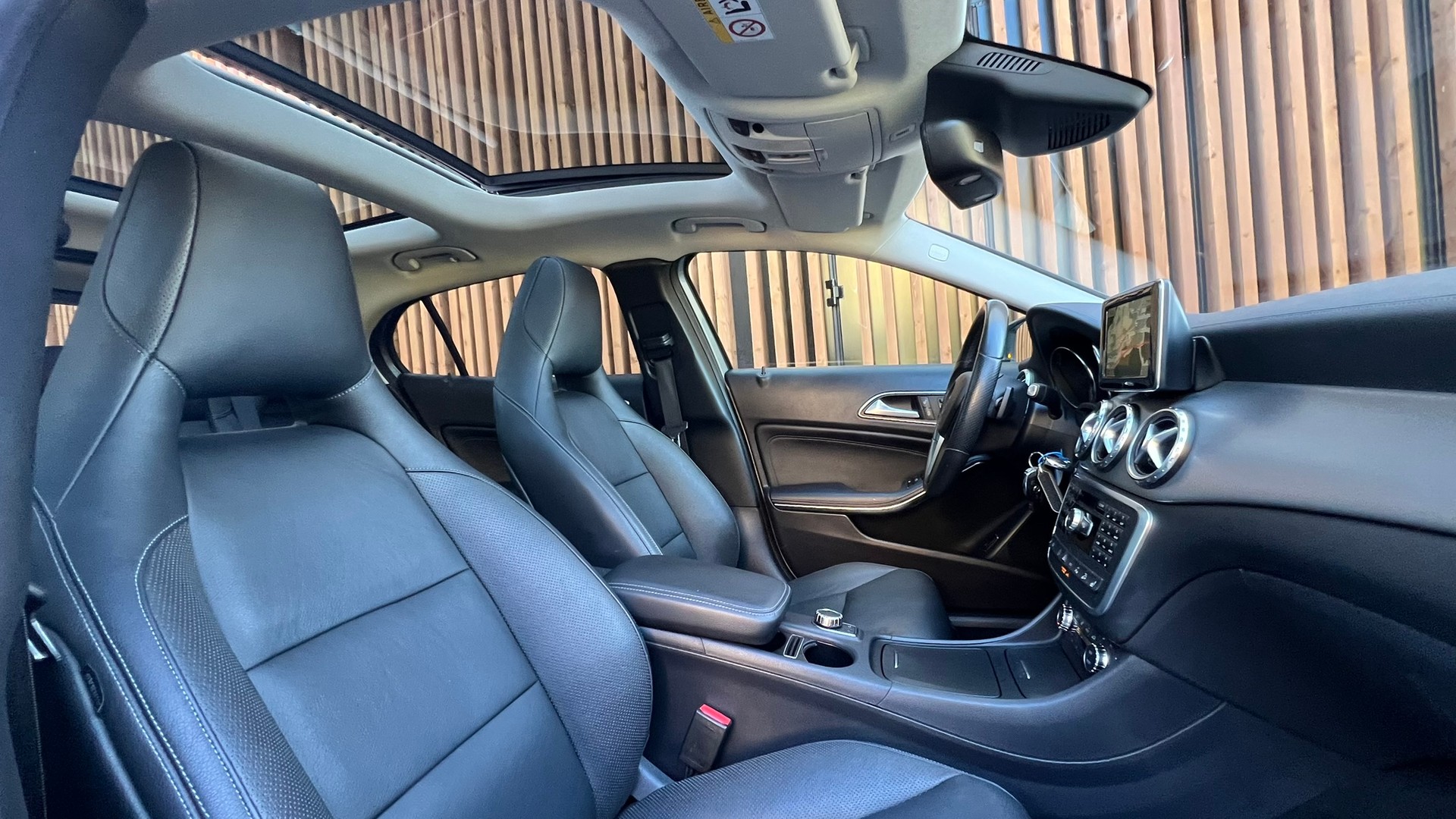 MERCEDES-BENZ GLA 250 URBAN 4MATIC 7G-DCT l 211 PS-image-23