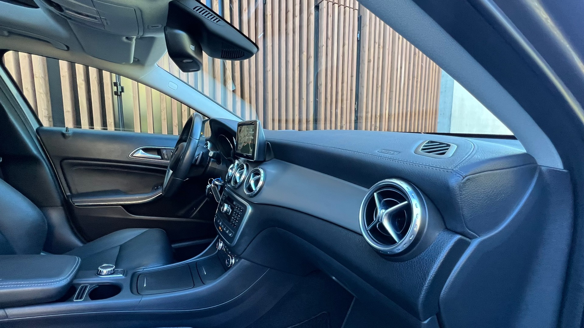 MERCEDES-BENZ GLA 250 URBAN 4MATIC 7G-DCT l 211 PS-image-25