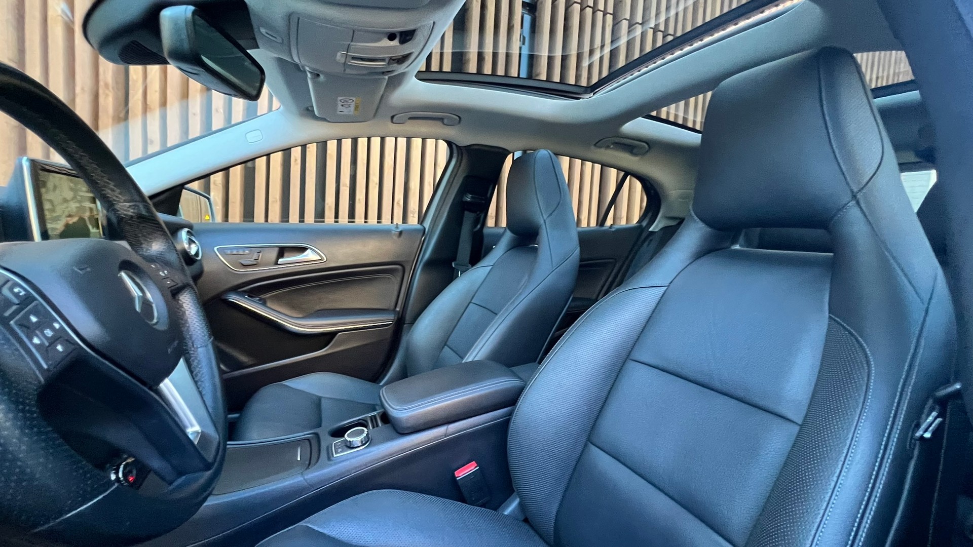 MERCEDES-BENZ GLA 250 URBAN 4MATIC 7G-DCT l 211 PS-image-22