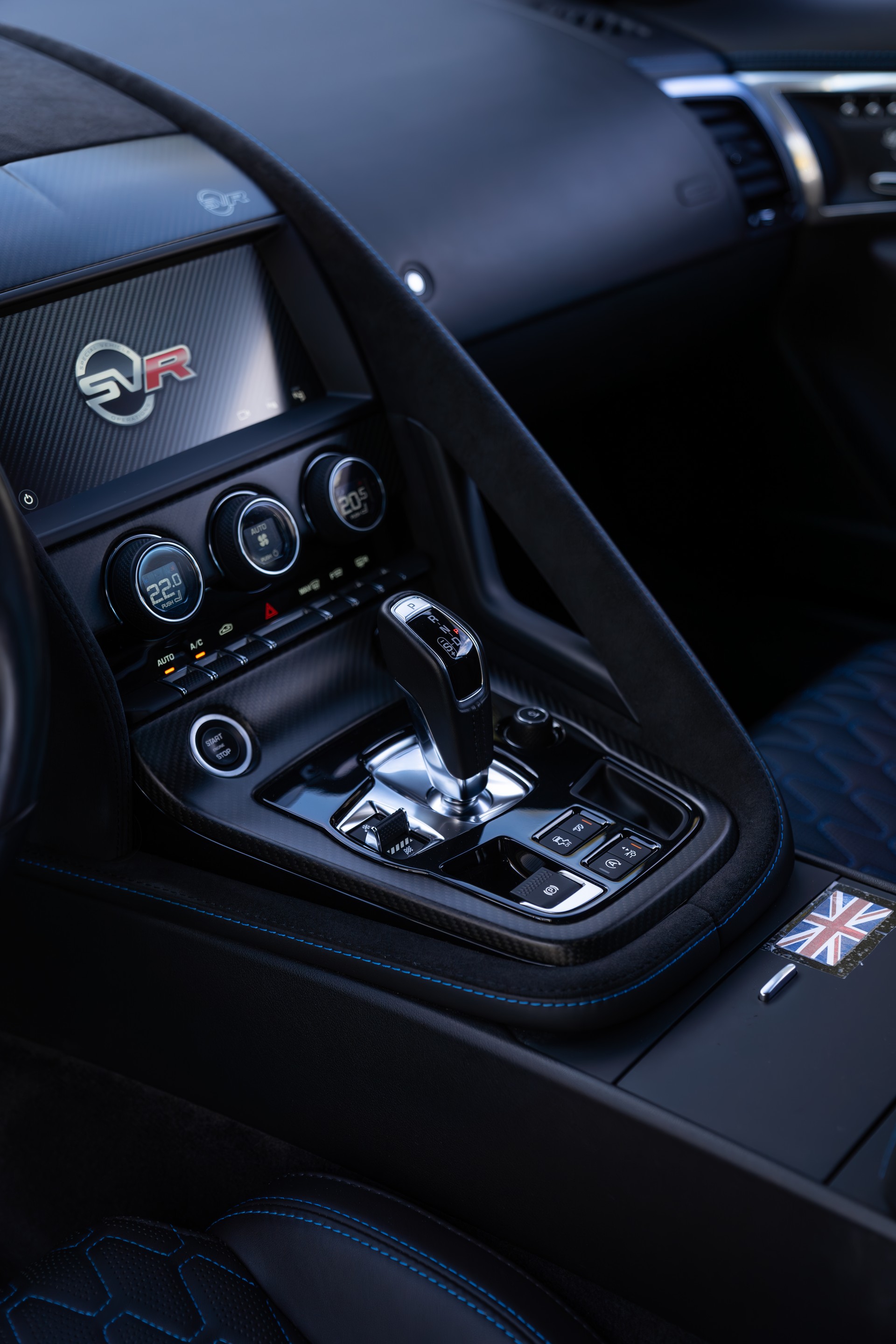 JAGUAR F-Type 5.0 V8 S/C SVR AWD (CH) 4x4-image-11