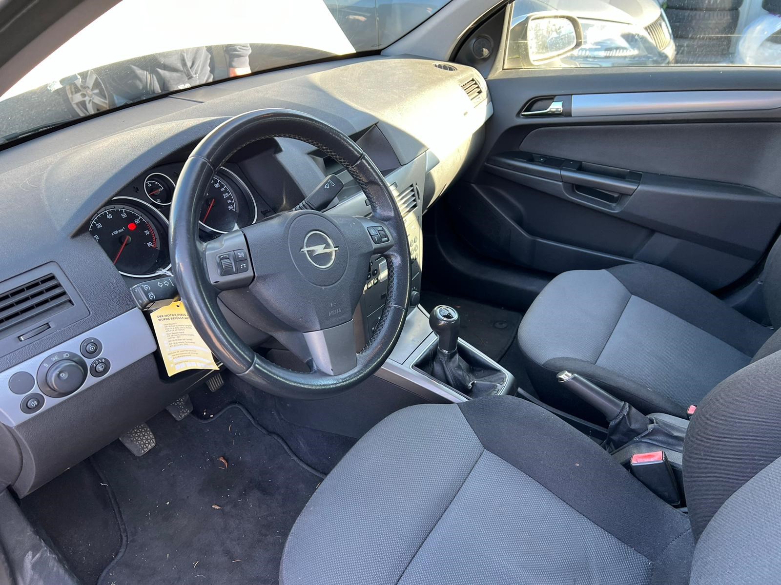 OPEL Astra Caravan 1.6i 16V TP Cosmo-image-9