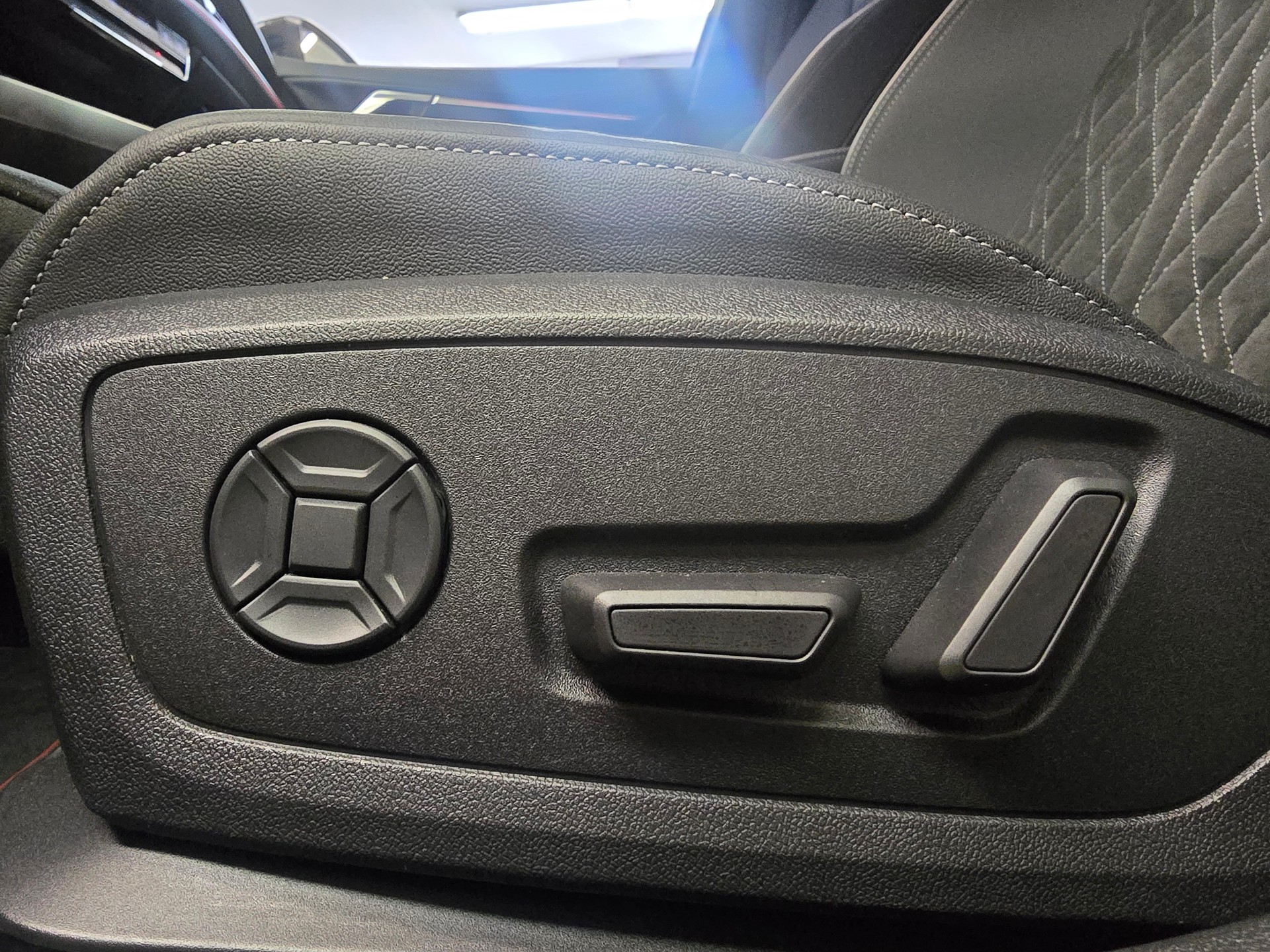 AUDI S3 Sportback 2.0 TFSI quattro CARBON - Sonderlackierung-image-11
