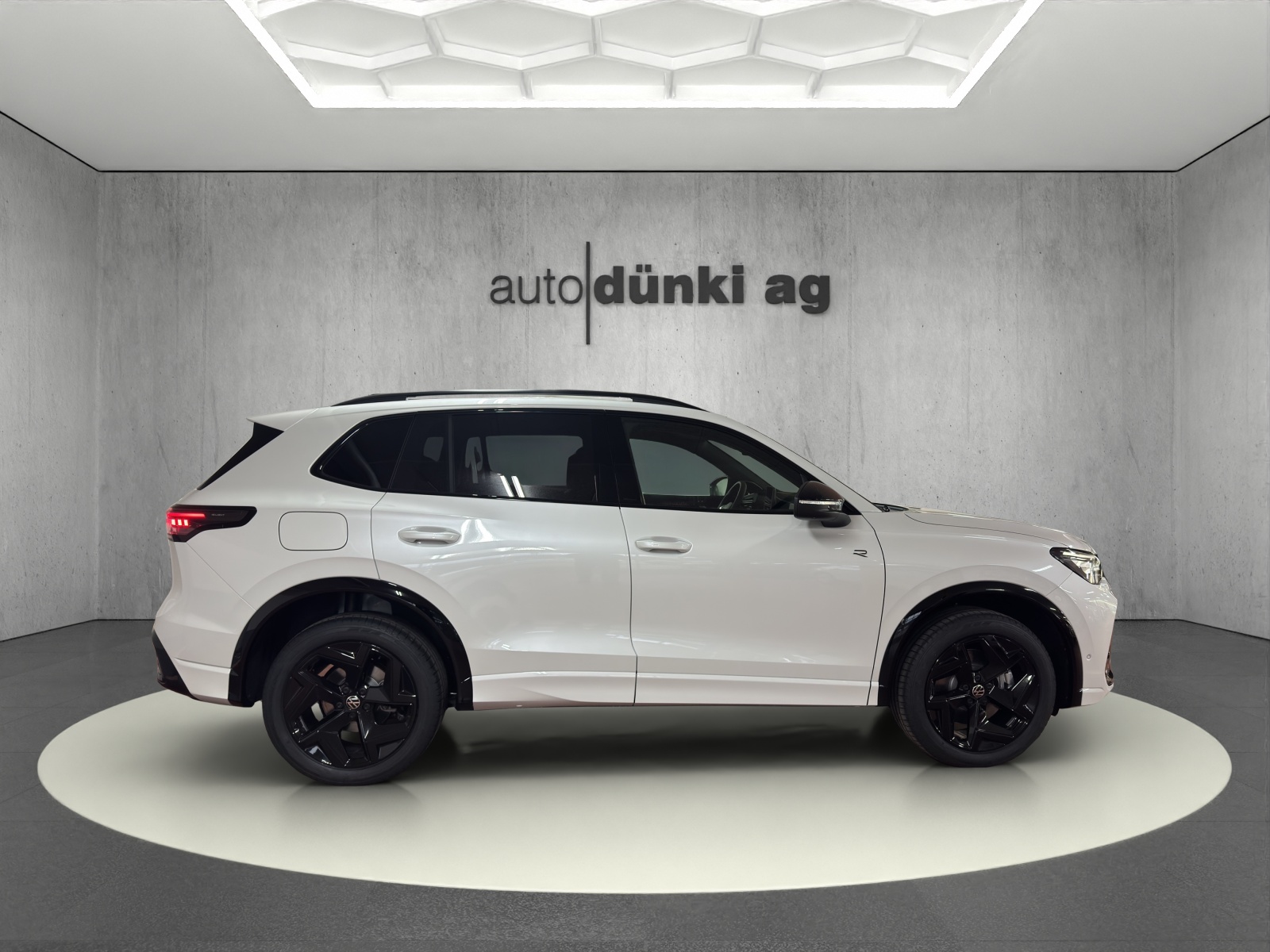 VW Tiguan 2.0 TSI DSG R-Line 4Motion-image-4