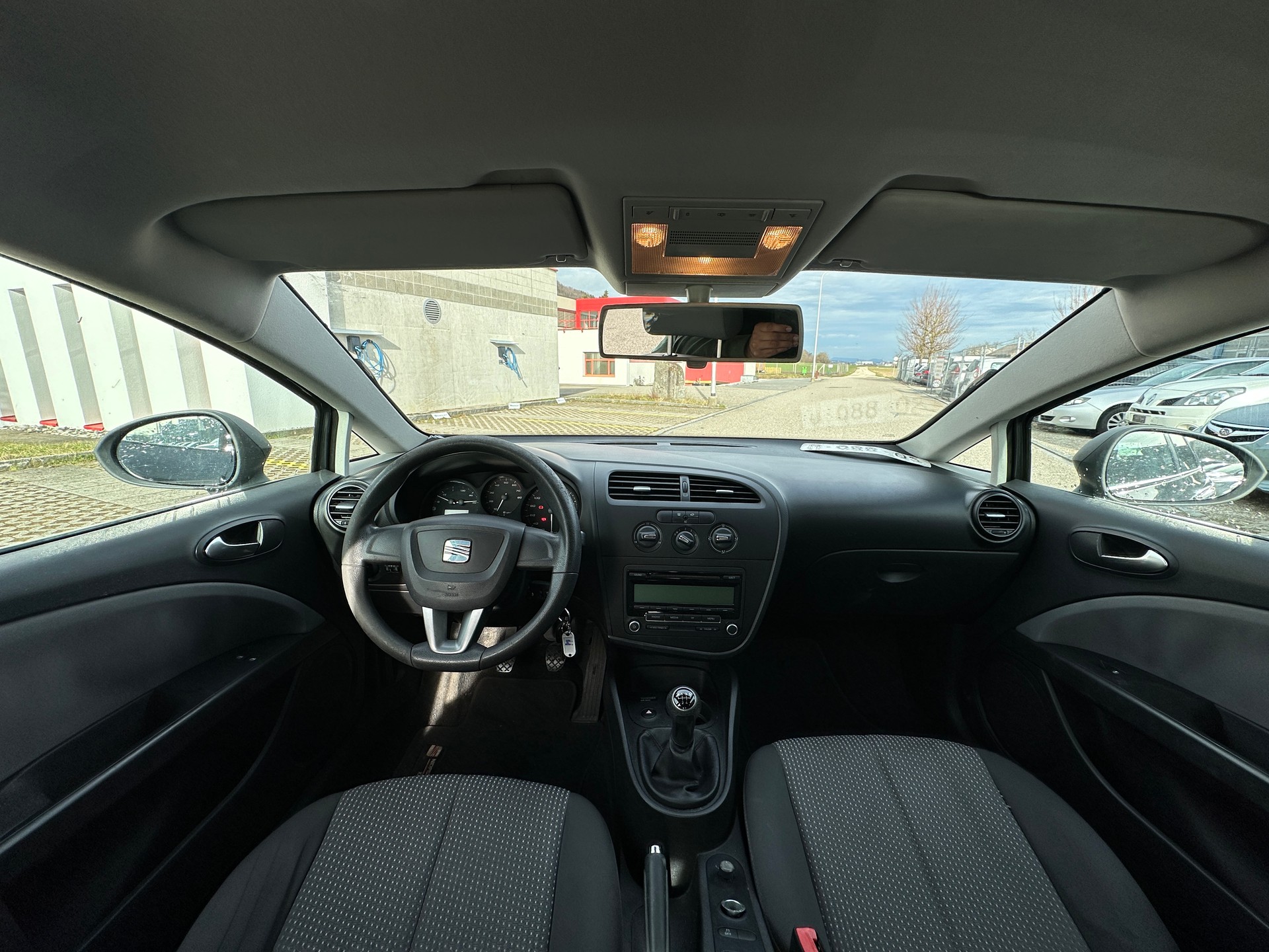 SEAT LEON-image-8