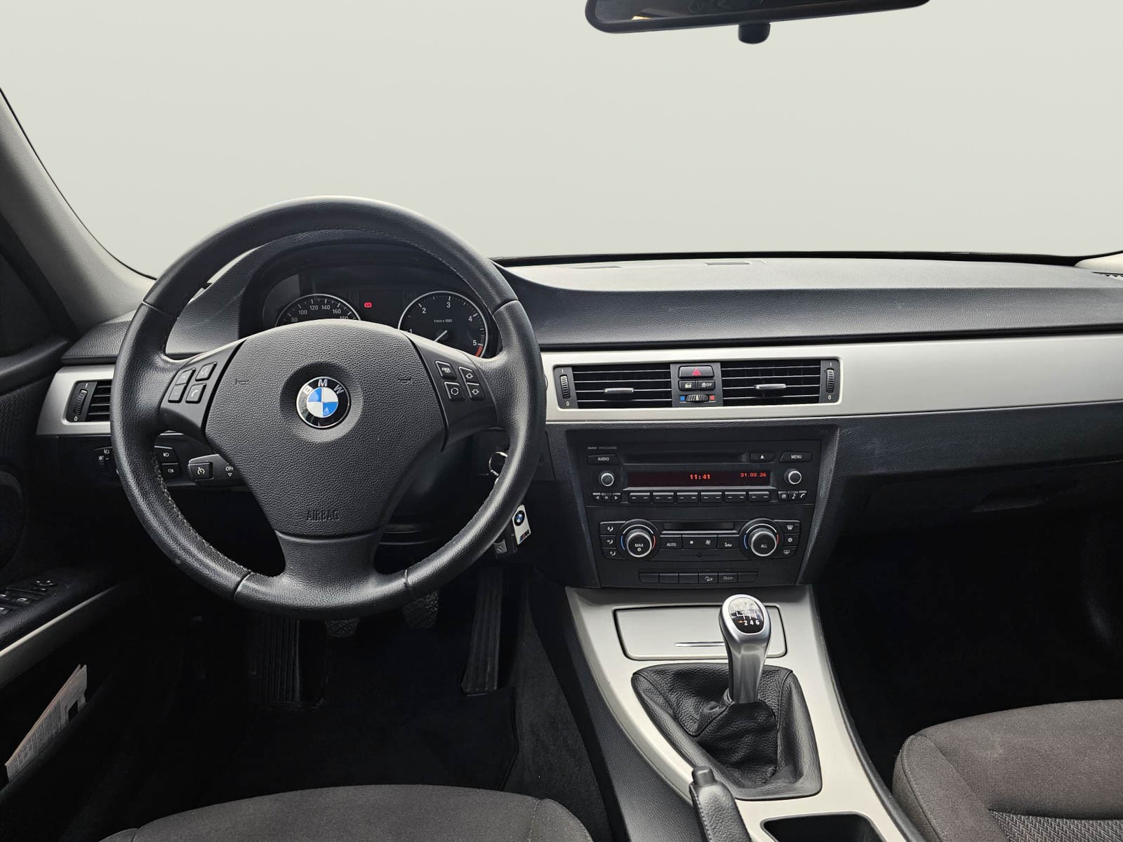 BMW 320d xDrive Touring-image-8