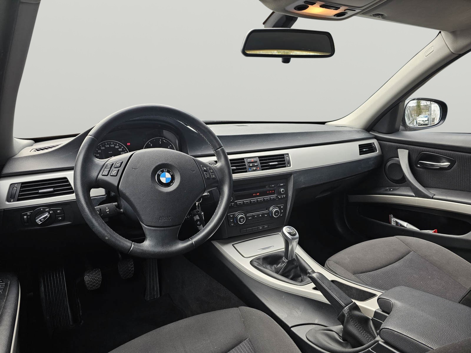 BMW 320d xDrive Touring-image-9