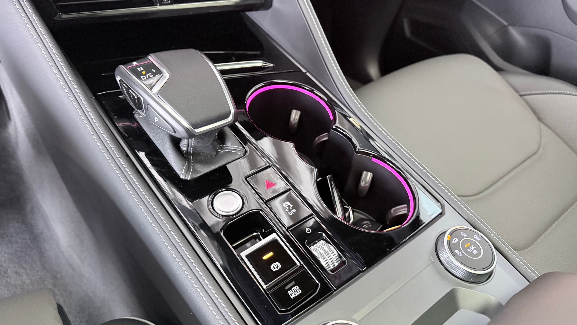 VW Touareg 3.0 V6 TSI R-Line-image-14