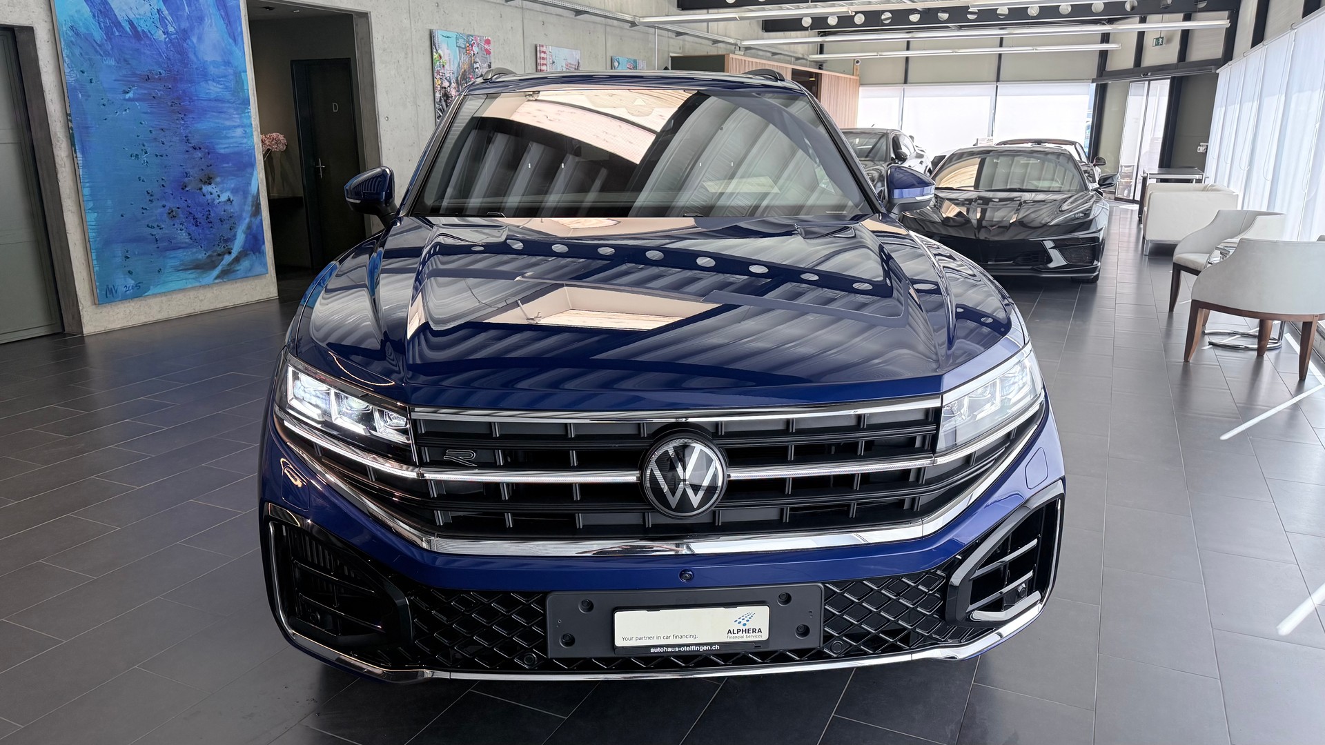 VW Touareg 3.0 V6 TSI R-Line-showroom-element-3