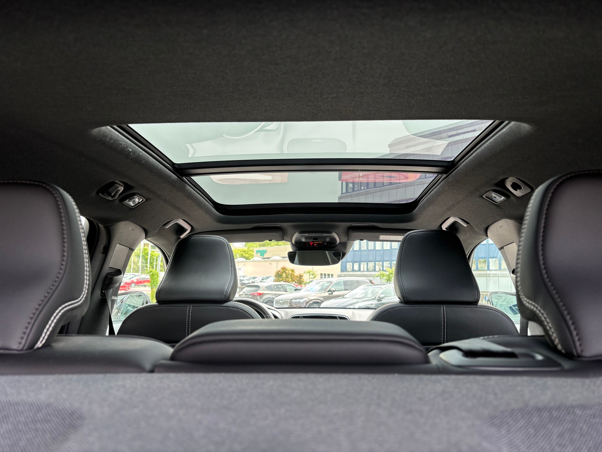 VOLVO XC40 2.0 T5 R-Design AWD-image-11