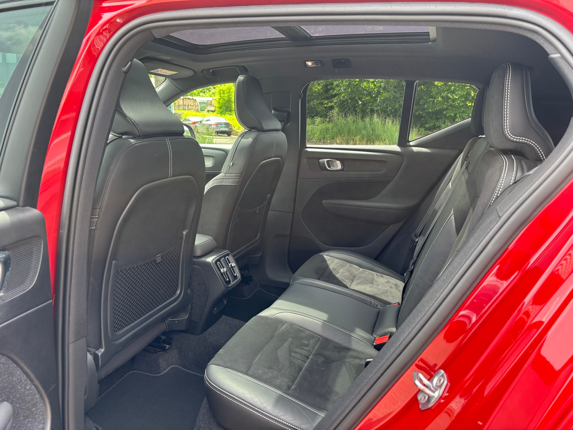 VOLVO XC40 2.0 T5 R-Design AWD-image-12