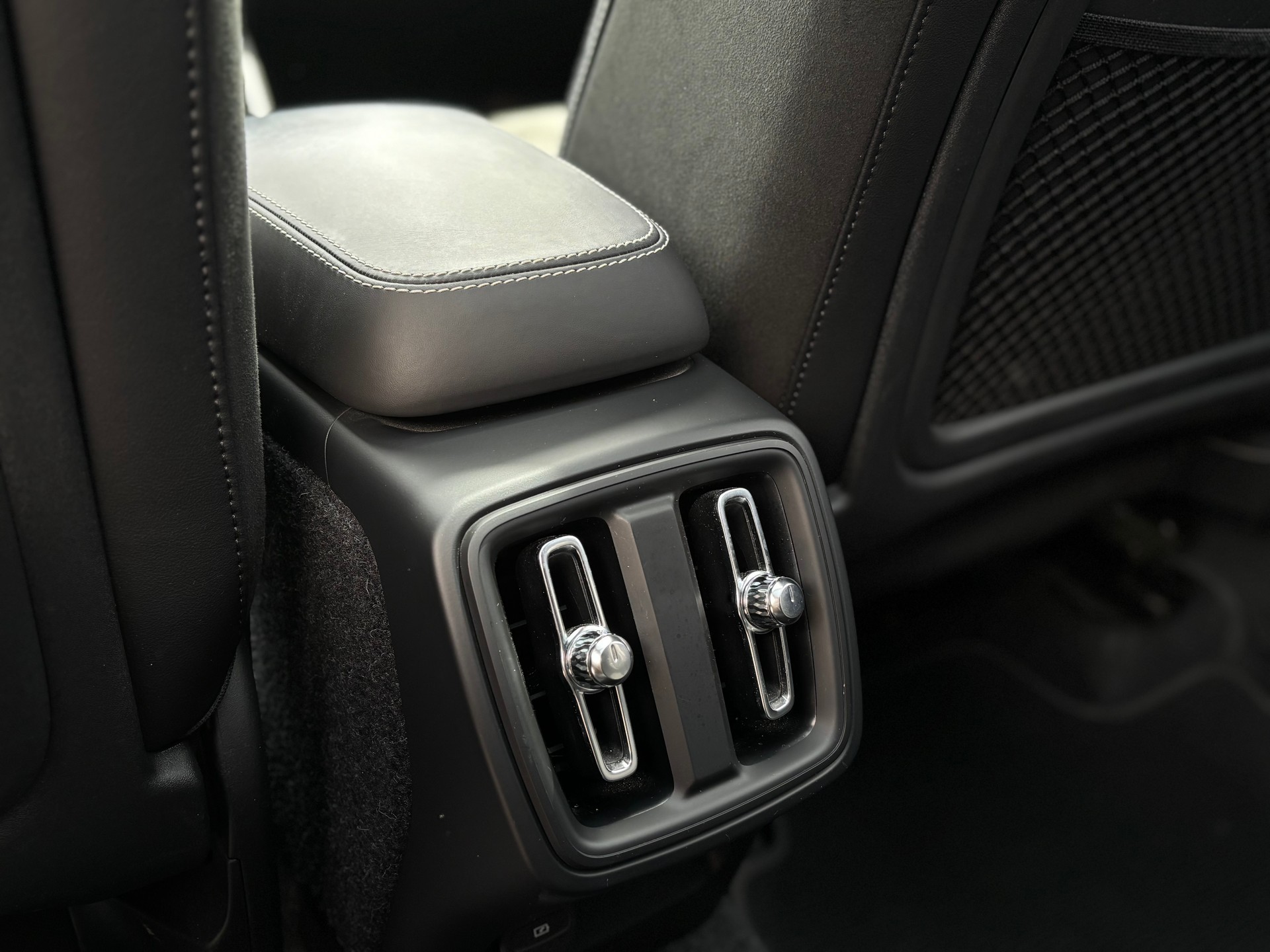 VOLVO XC40 2.0 T5 R-Design AWD-image-13