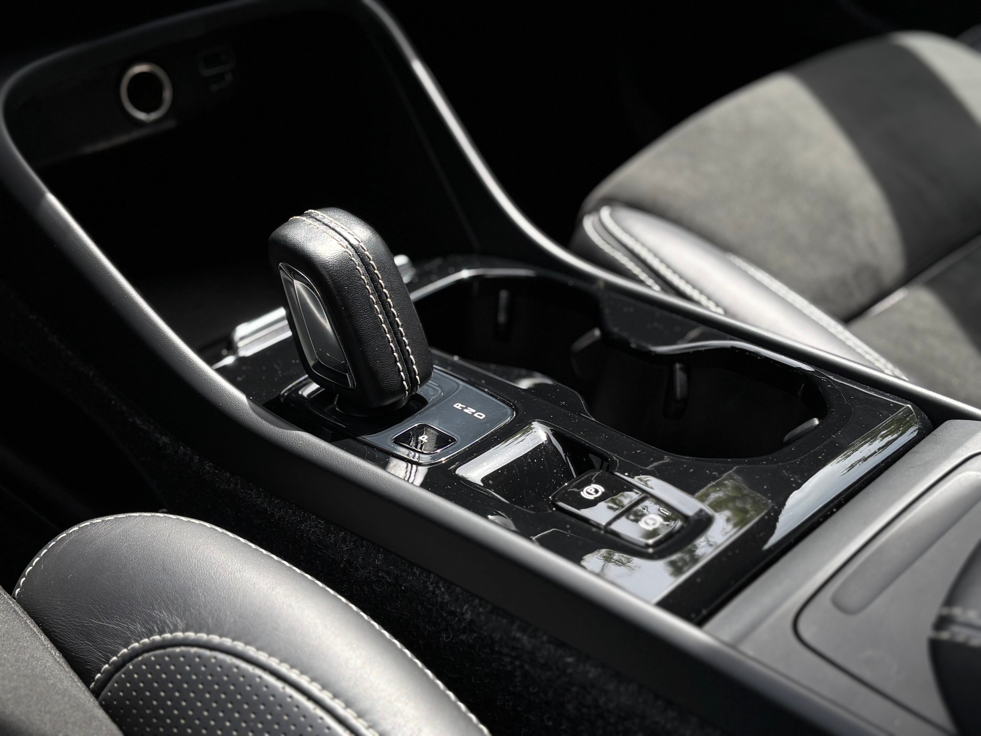 VOLVO XC40 2.0 T5 R-Design AWD-image-15