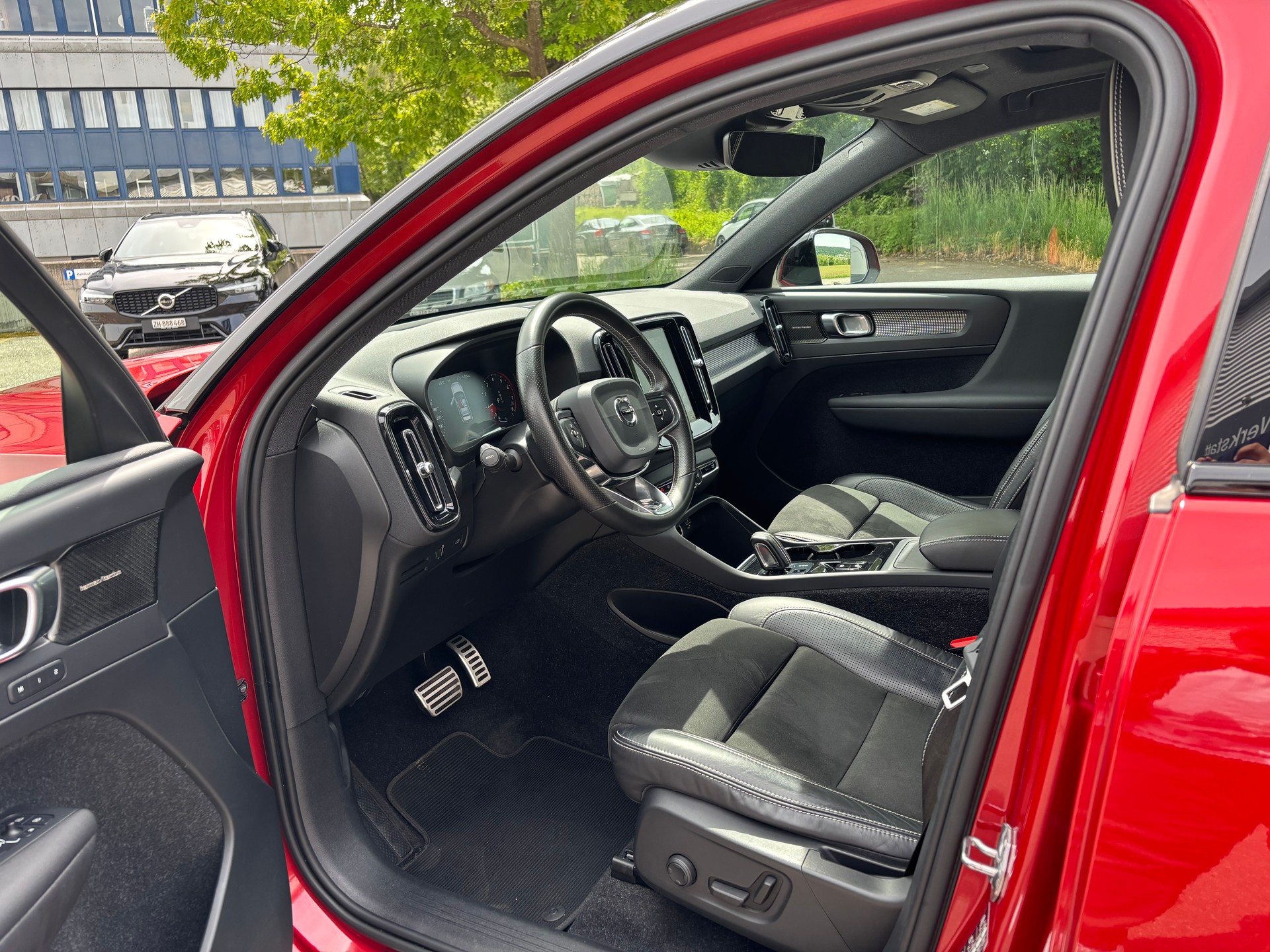 VOLVO XC40 2.0 T5 R-Design AWD-showroom-element-2