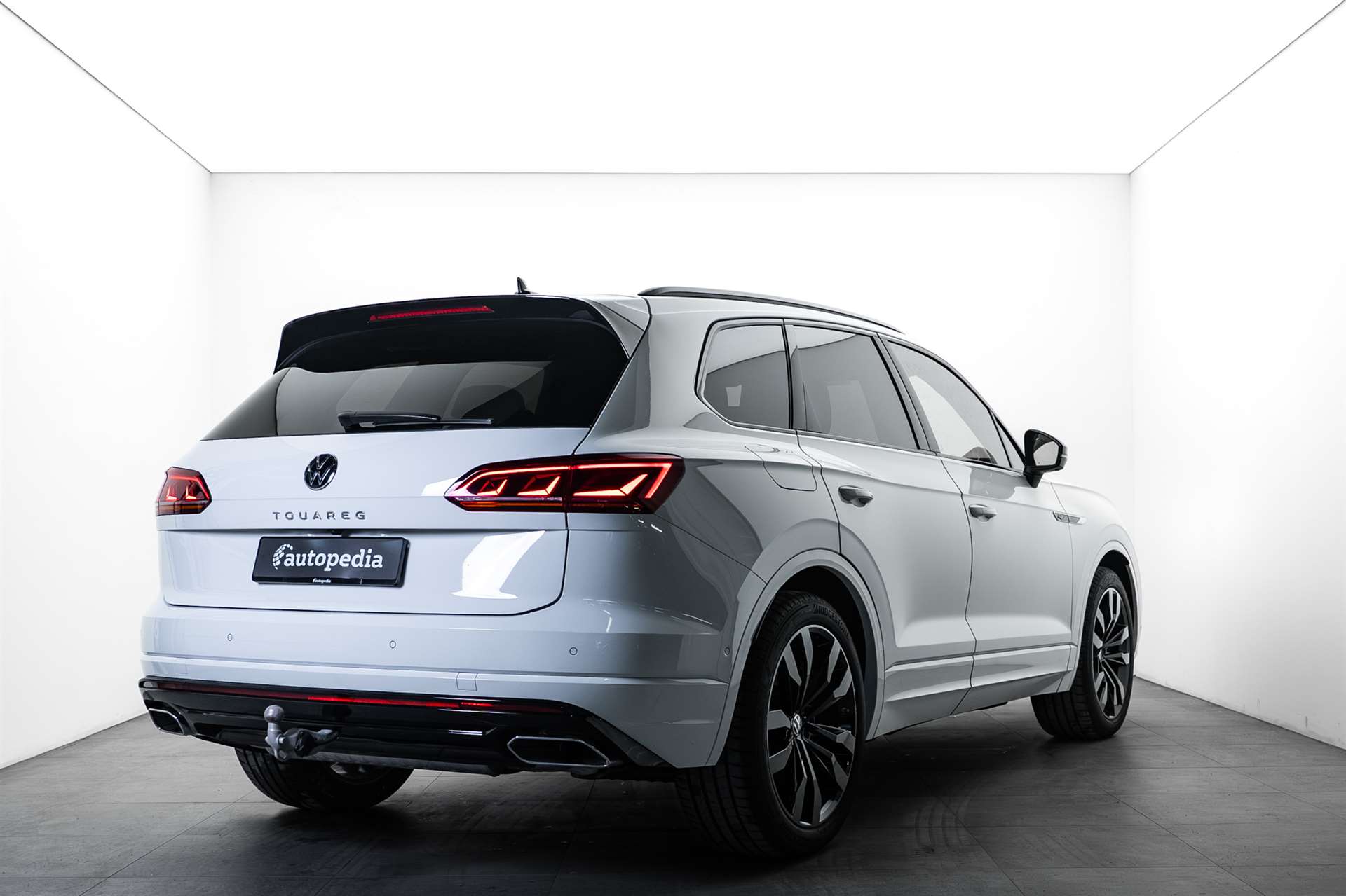 VW Touareg 3.0 TDI R-Line Tiptronic Black-Line-showroom-element-2