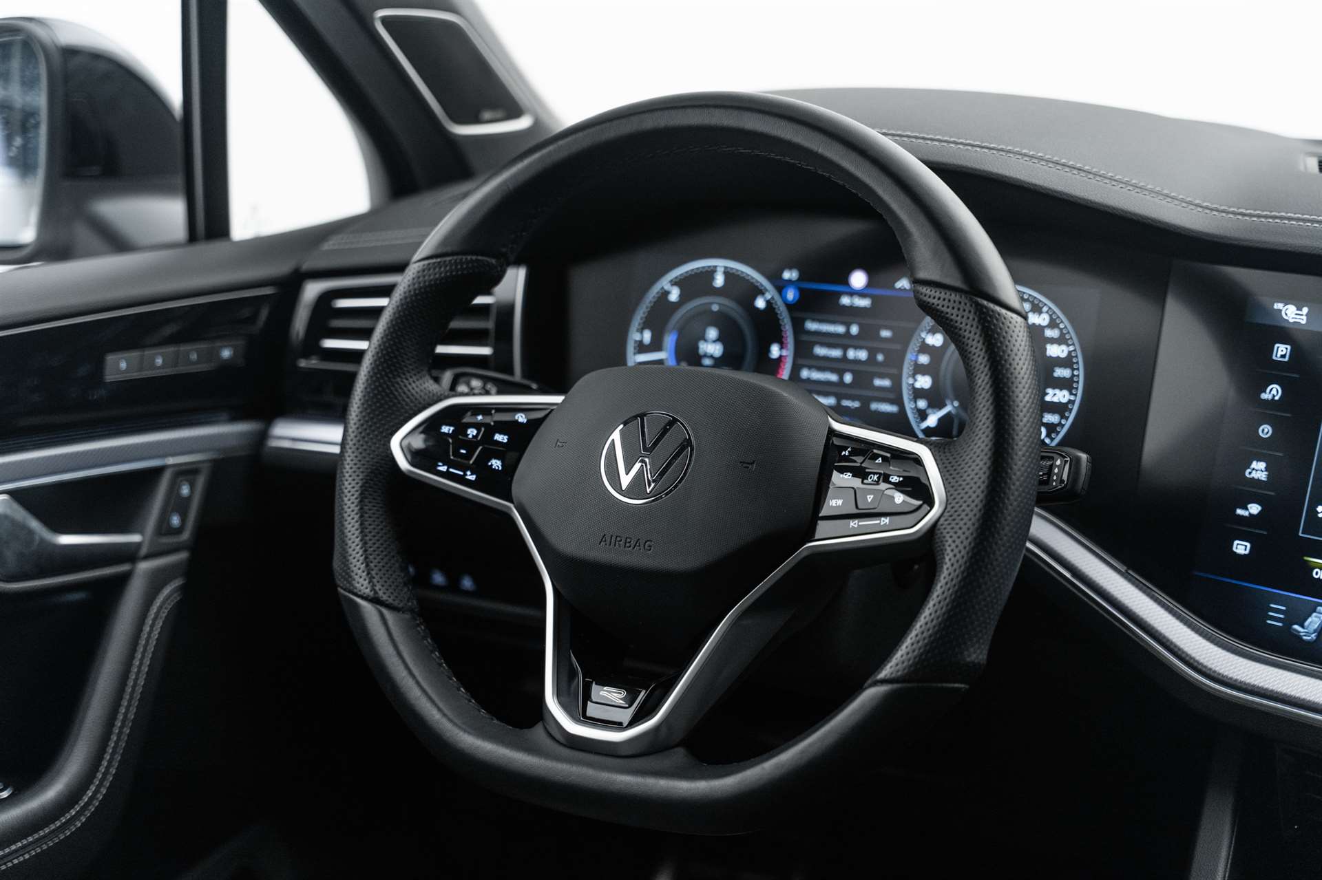 VW Touareg 3.0 TDI R-Line Tiptronic Black-Line-image-10