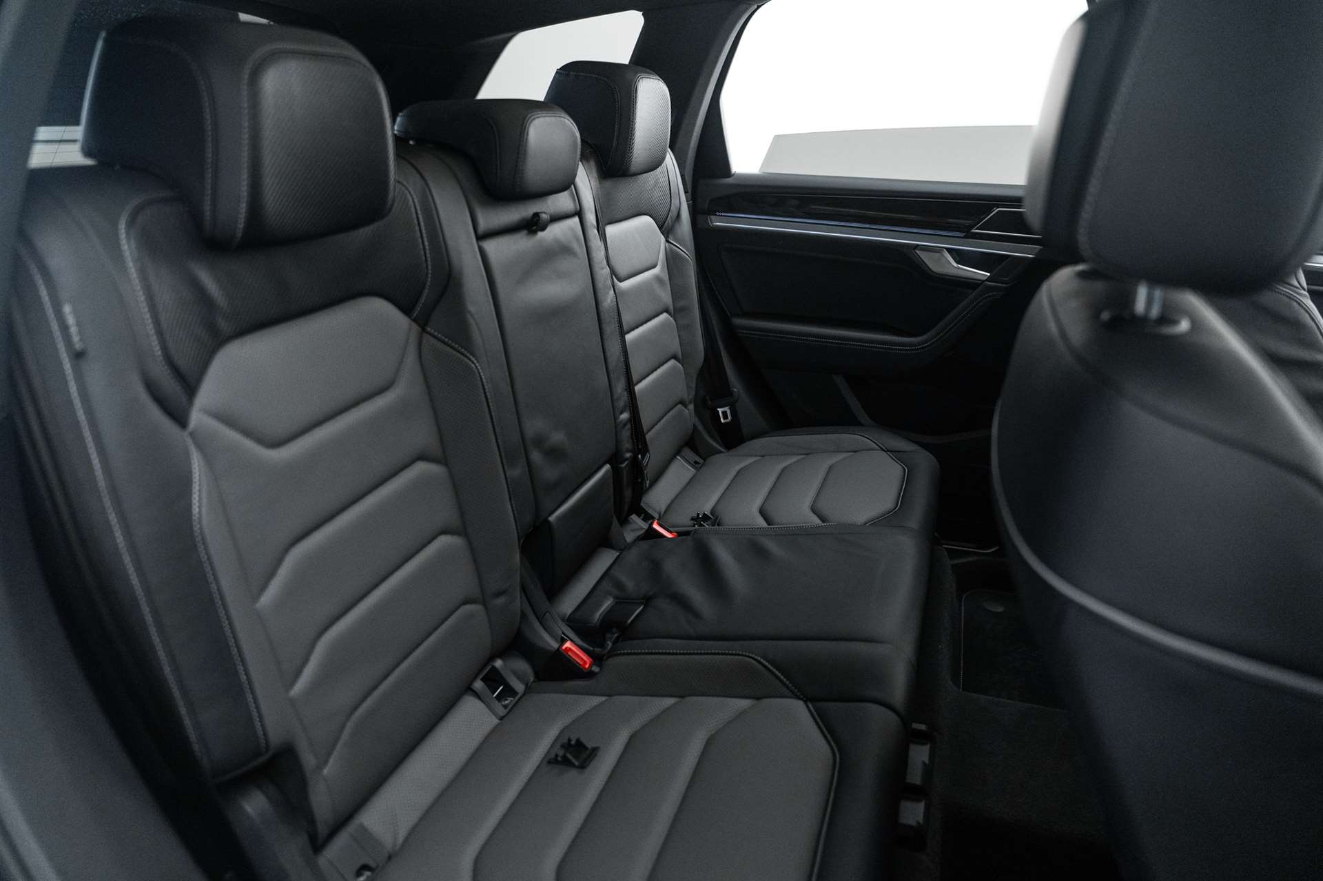 VW Touareg 3.0 TDI R-Line Tiptronic Black-Line-image-17