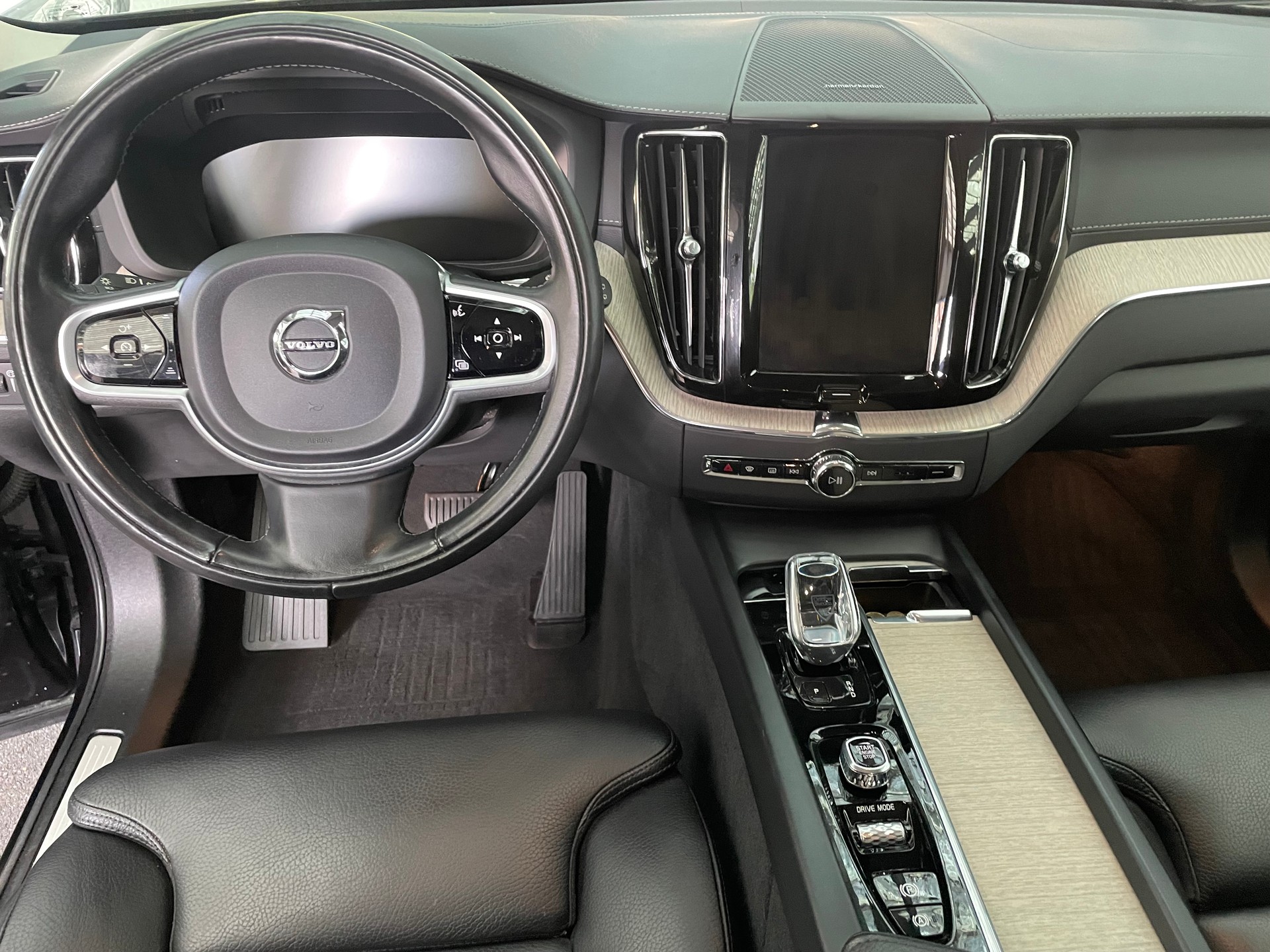 VOLVO XC60 B4 Diesel Mild Hybrid AWD Inscription Geartronic-image-9