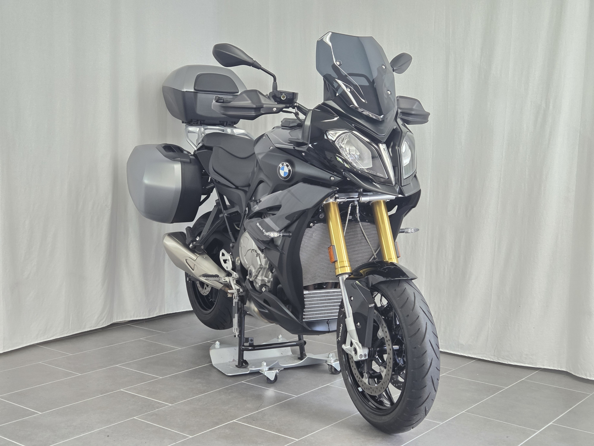 BMW S 1000 XR Triple Black-showroom-element-3