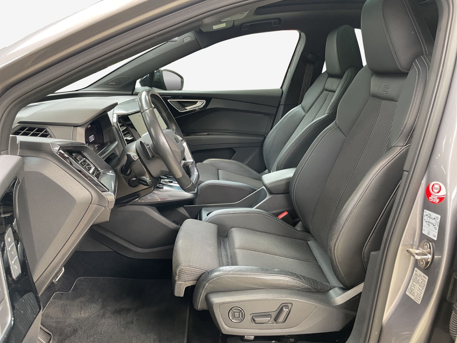 AUDI Q4 e-tron 45 quattro-image-8