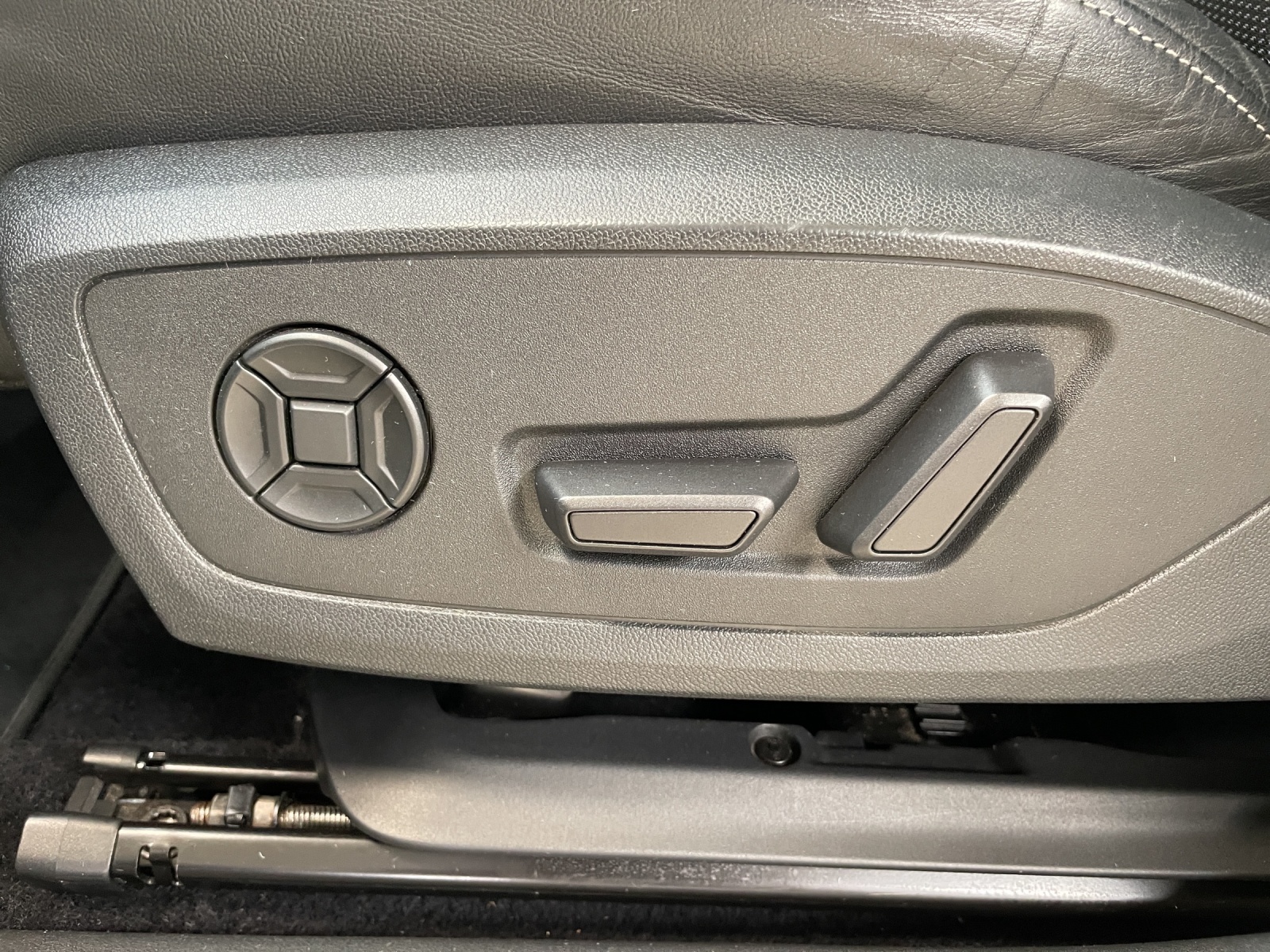 AUDI Q4 e-tron 45 quattro-image-15