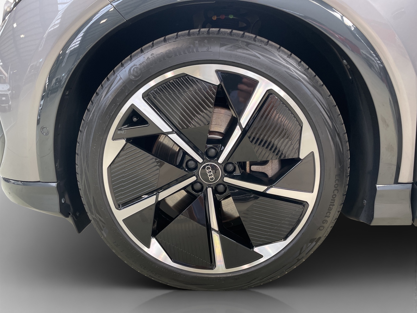 AUDI Q4 e-tron 45 quattro-image-14