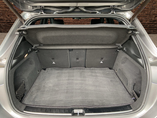 MERCEDES-BENZ GLA 200 AMG Line-image-6