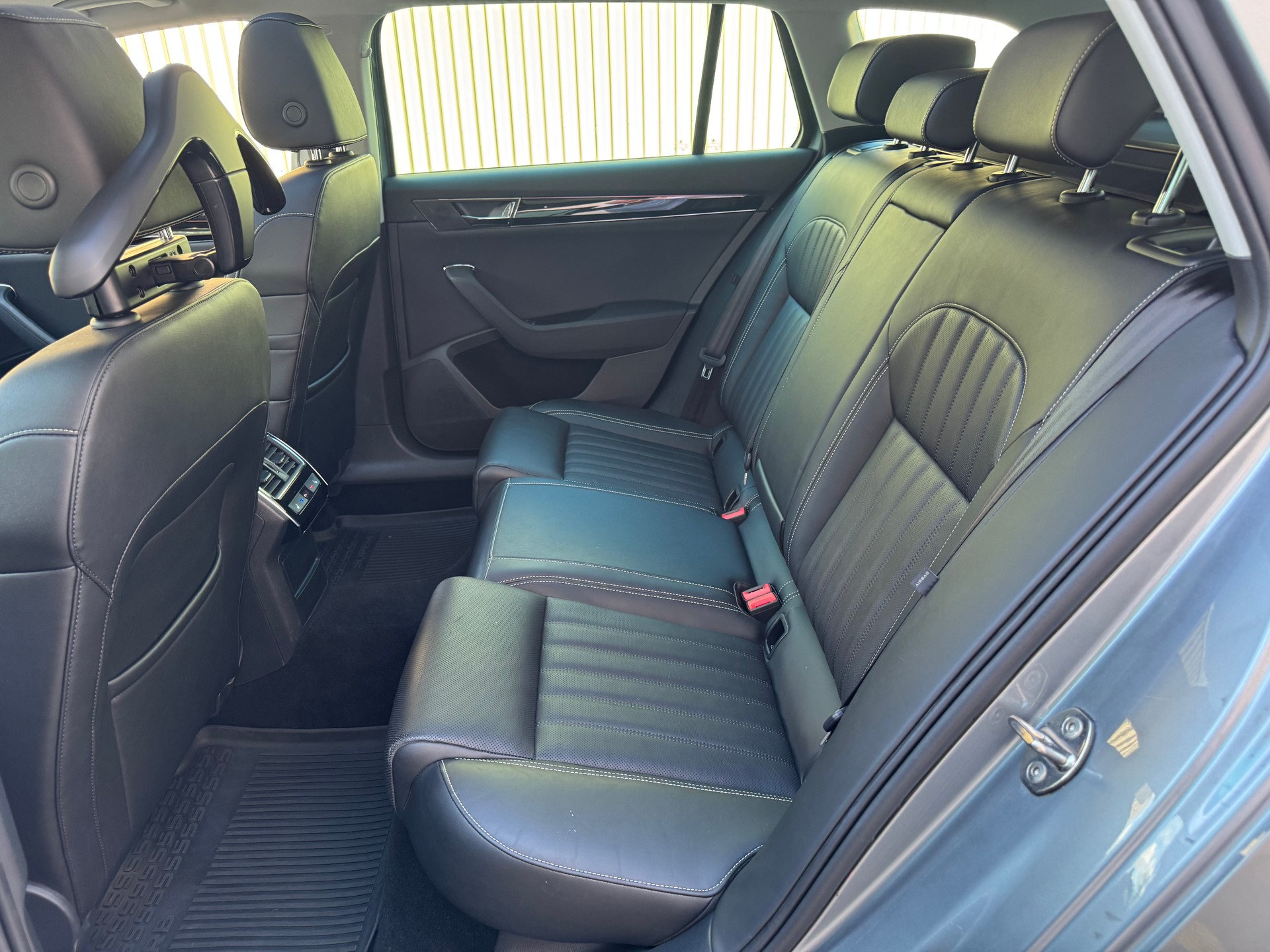 SKODA Superb 1.4 TSI L&K PHEV DSG*Anhängerkupplung*Panoramadach*-image-9