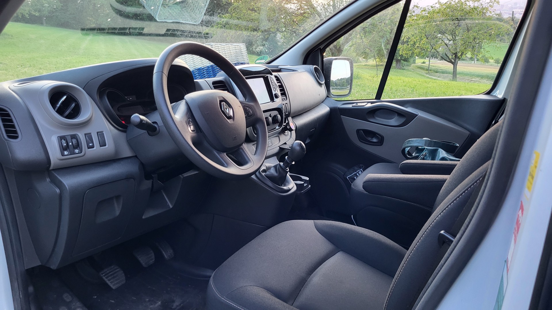 RENAULT TRAFIC-image-4