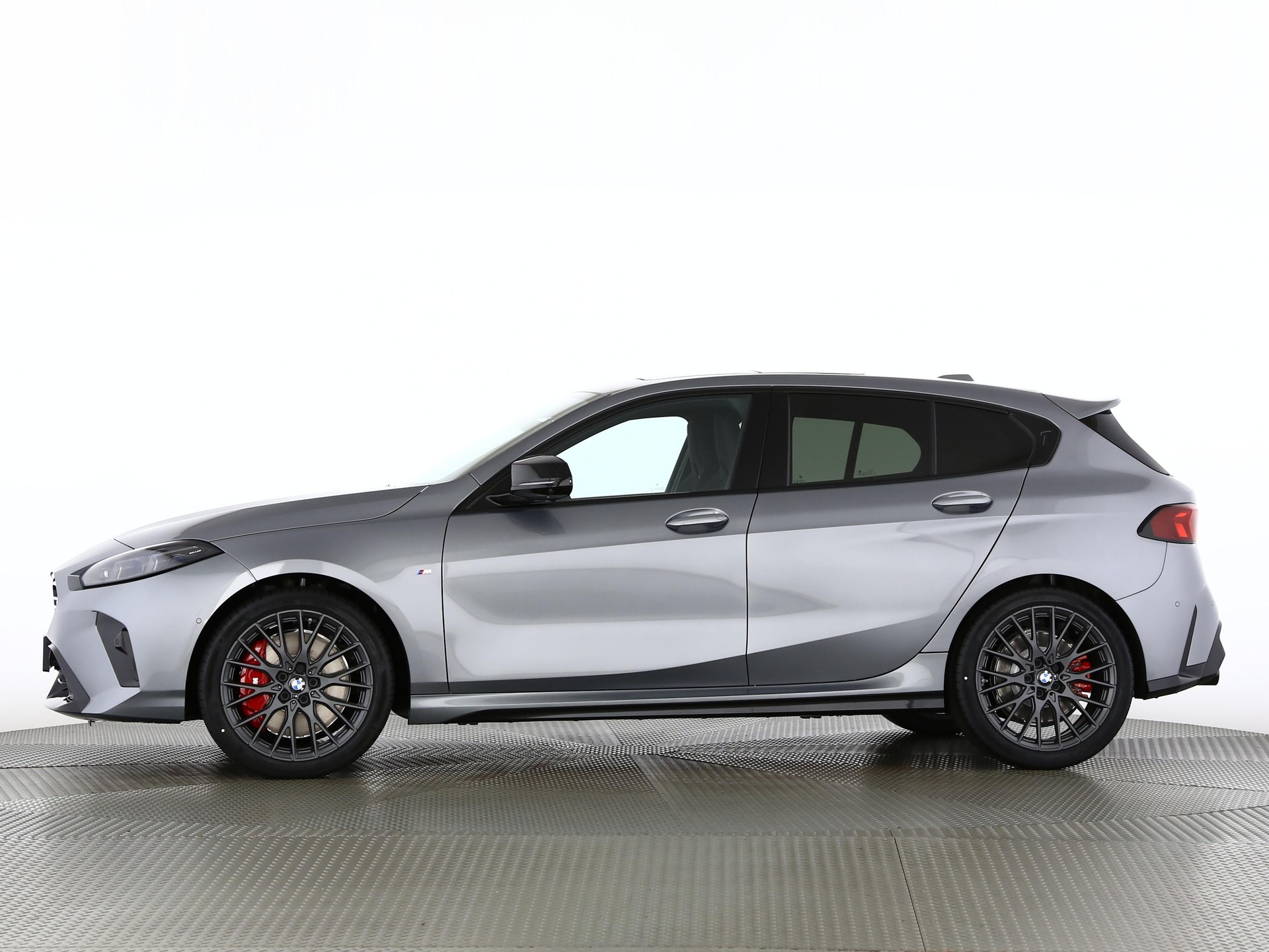 BMW M135i xDrive-showroom-element-2