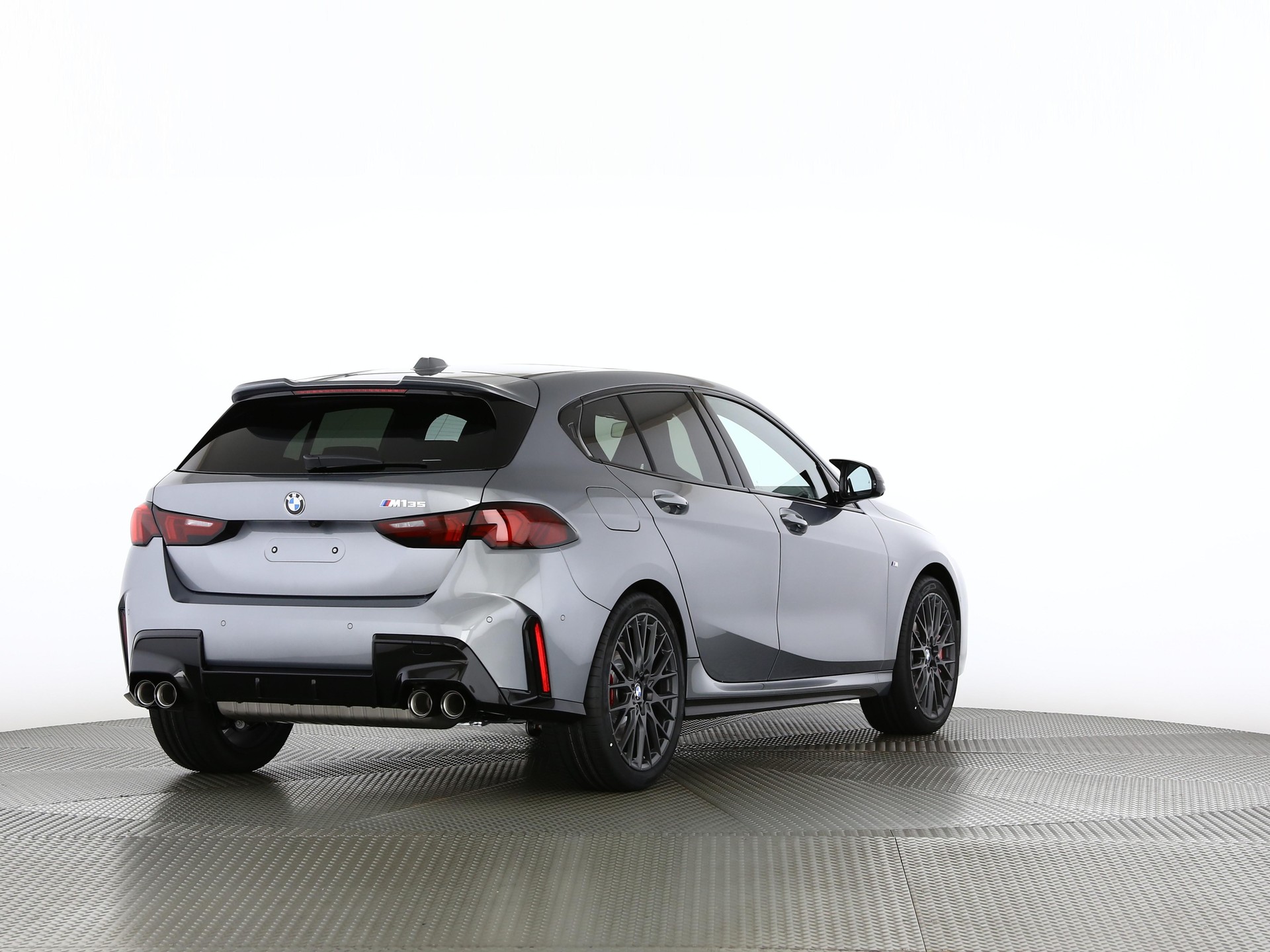 BMW M135i xDrive-showroom-element-1