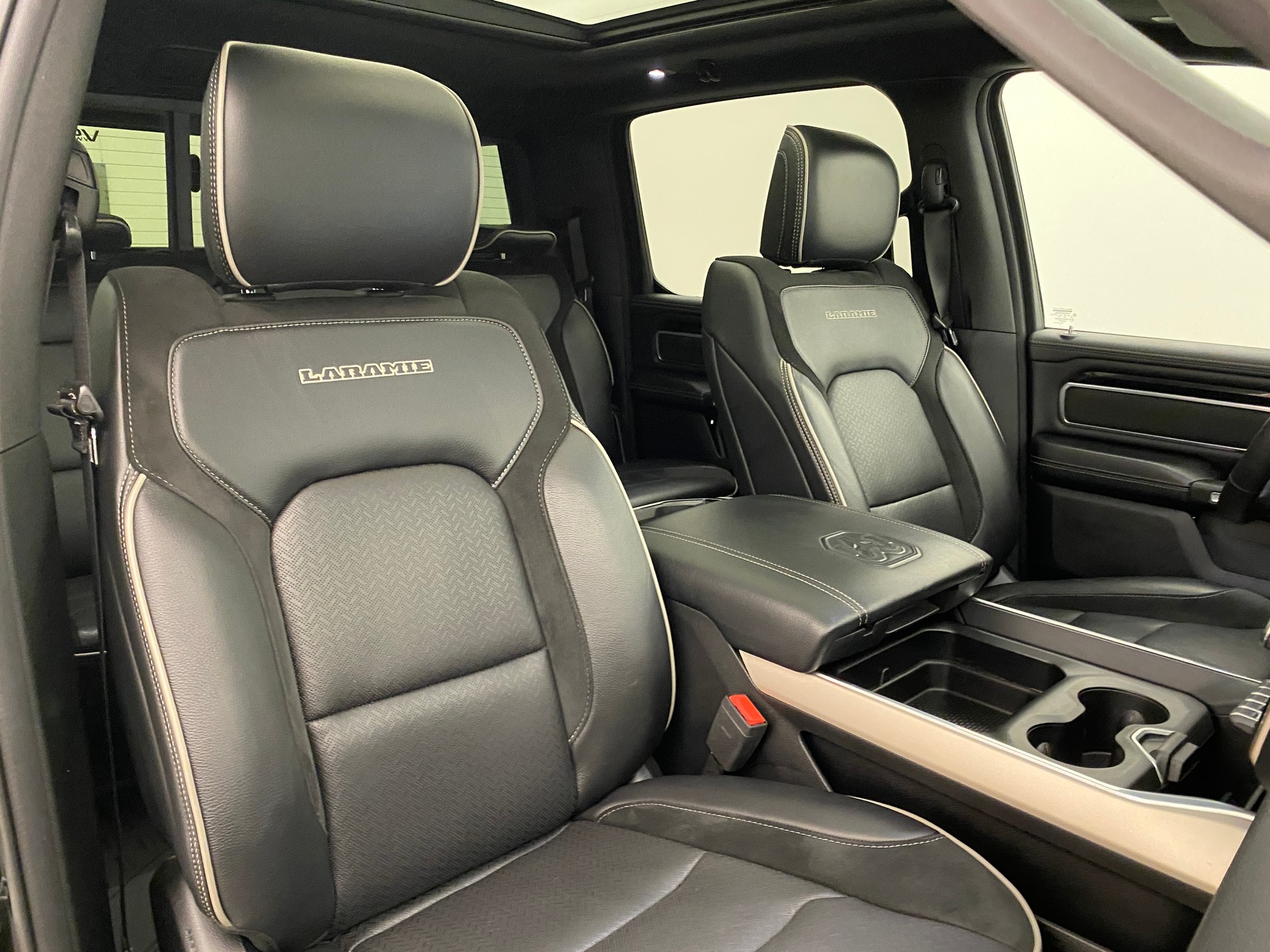 DODGE Ram 1500 V8 5.7 Laramie sport Crew Cab-image-11