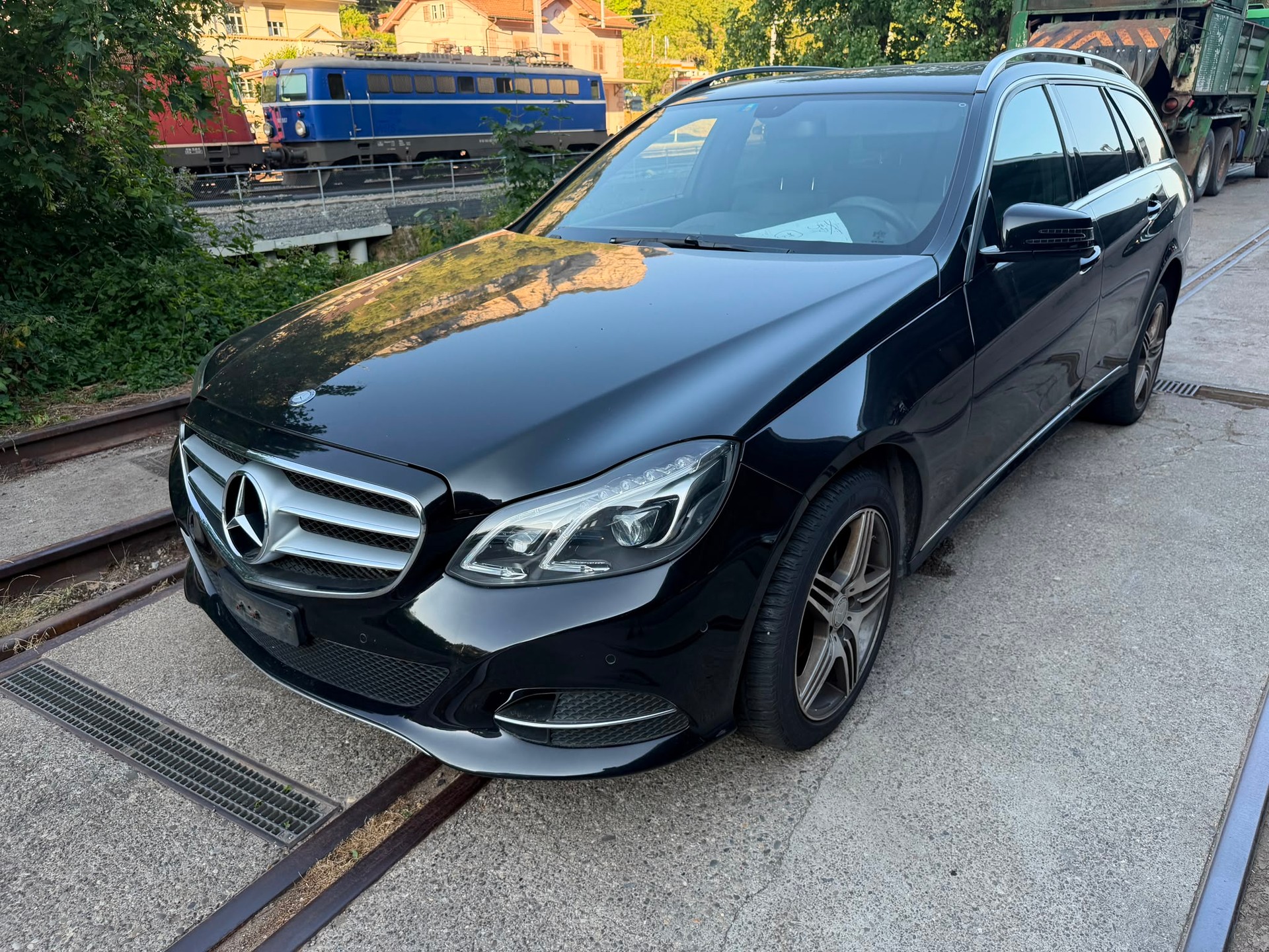 MERCEDES-BENZ E 200 BlueTEC Avantgarde 7G-Tronic-showroom-element-1