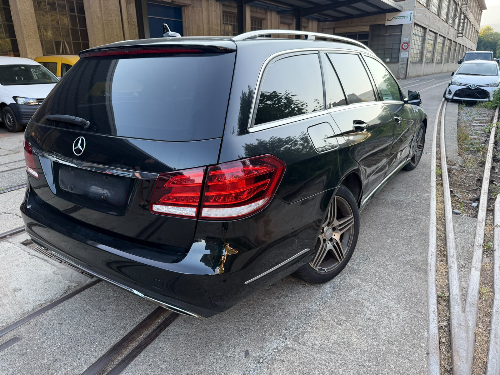 MERCEDES-BENZ E 200 BlueTEC Avantgarde 7G-Tronic-showroom-element-2