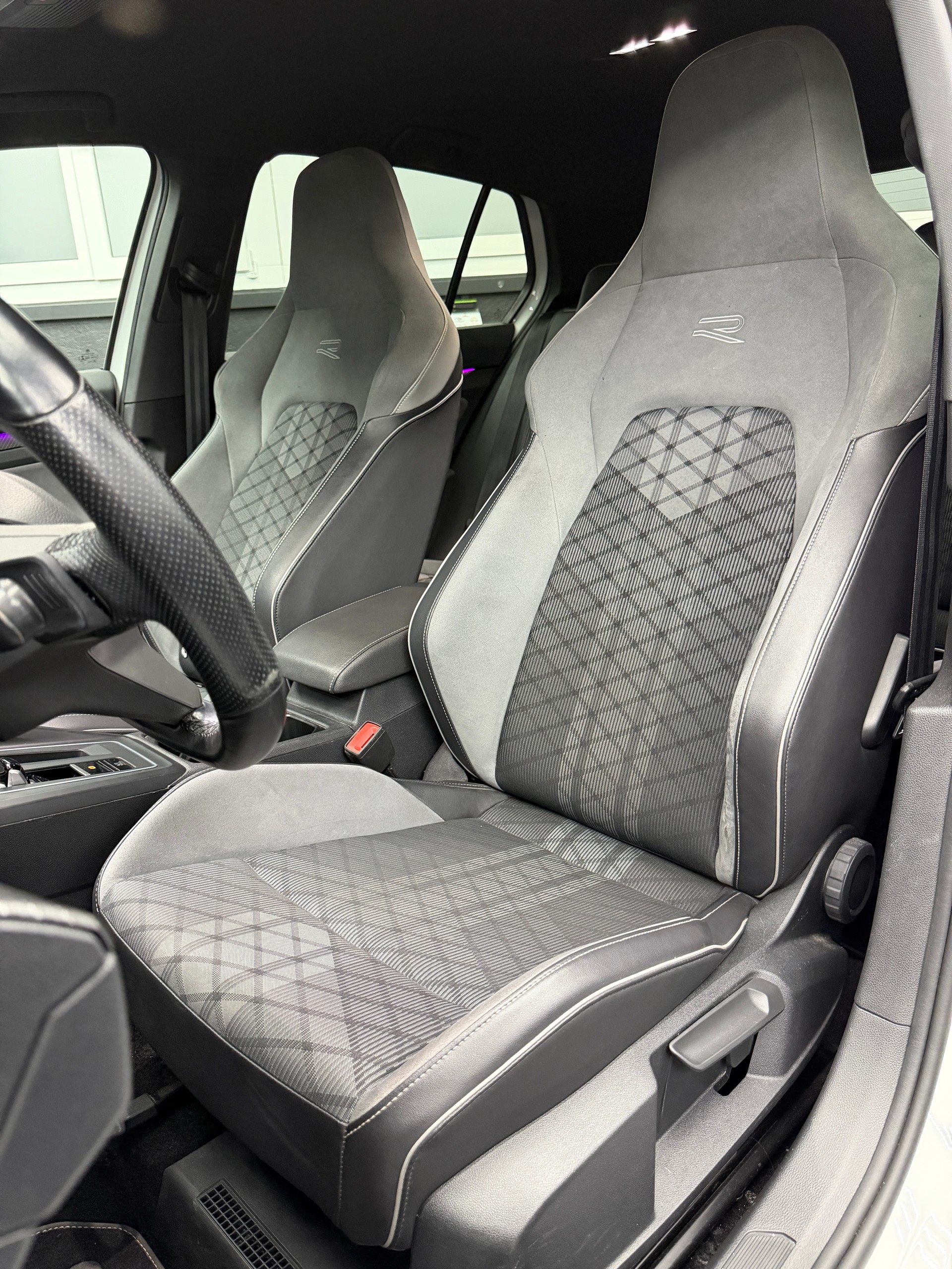 VW Golf 1.5 eTSI mHEV ACT R-Line DSG-image-11