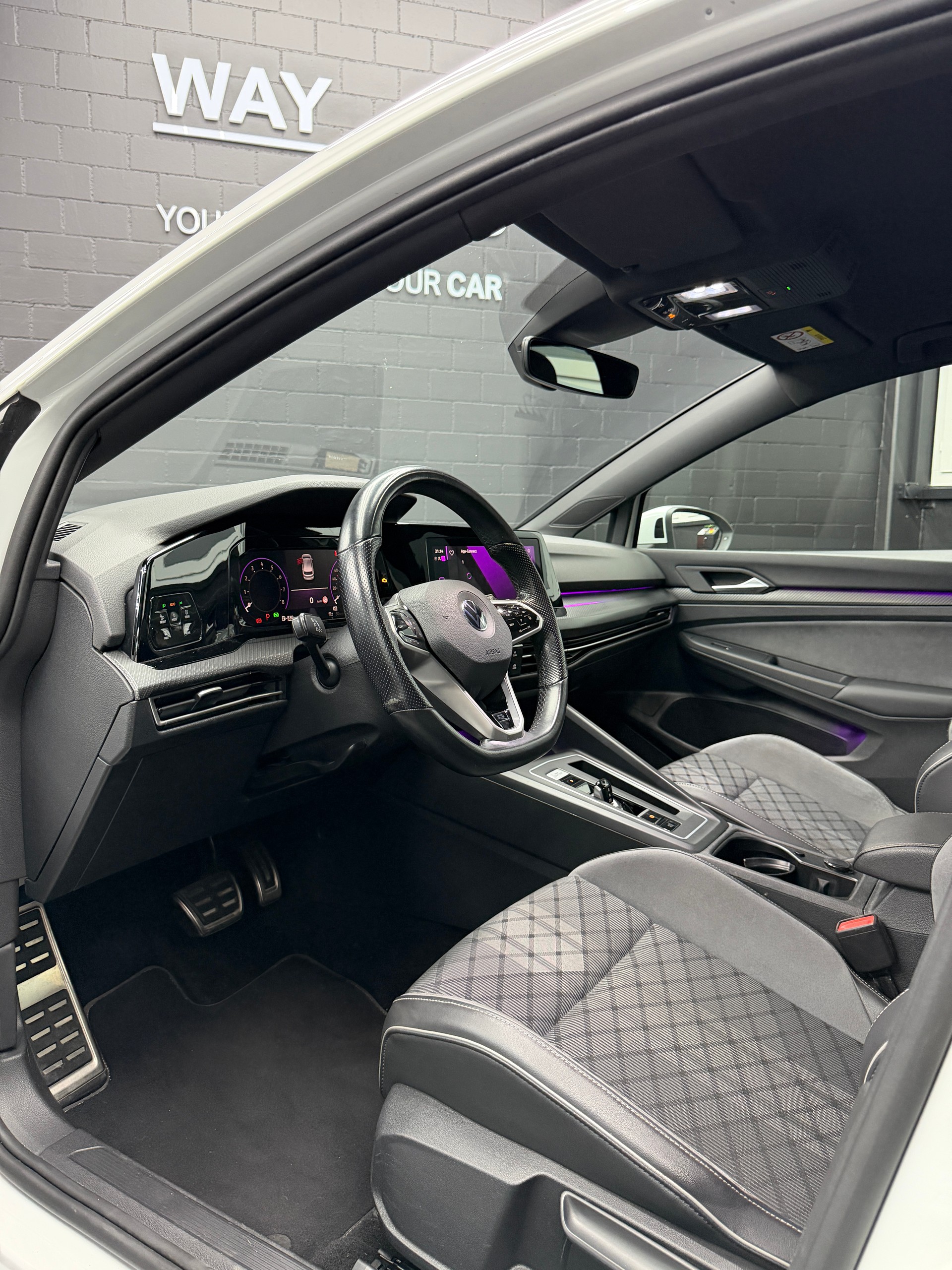 VW Golf 1.5 eTSI mHEV ACT R-Line DSG-image-10