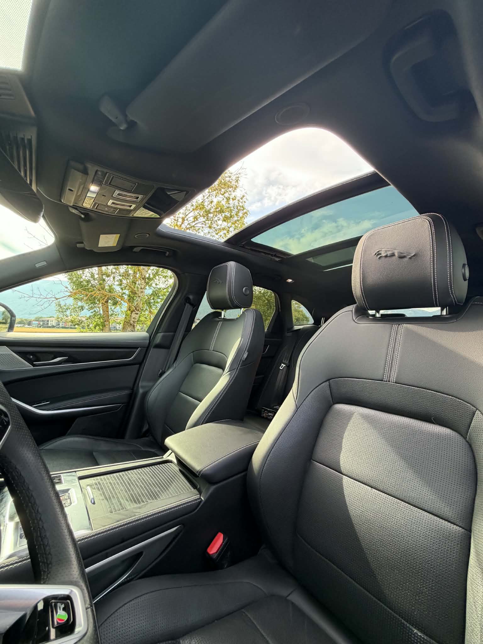 JAGUAR 2.0 I4 250 R-Dynamic Black AWD-image-4