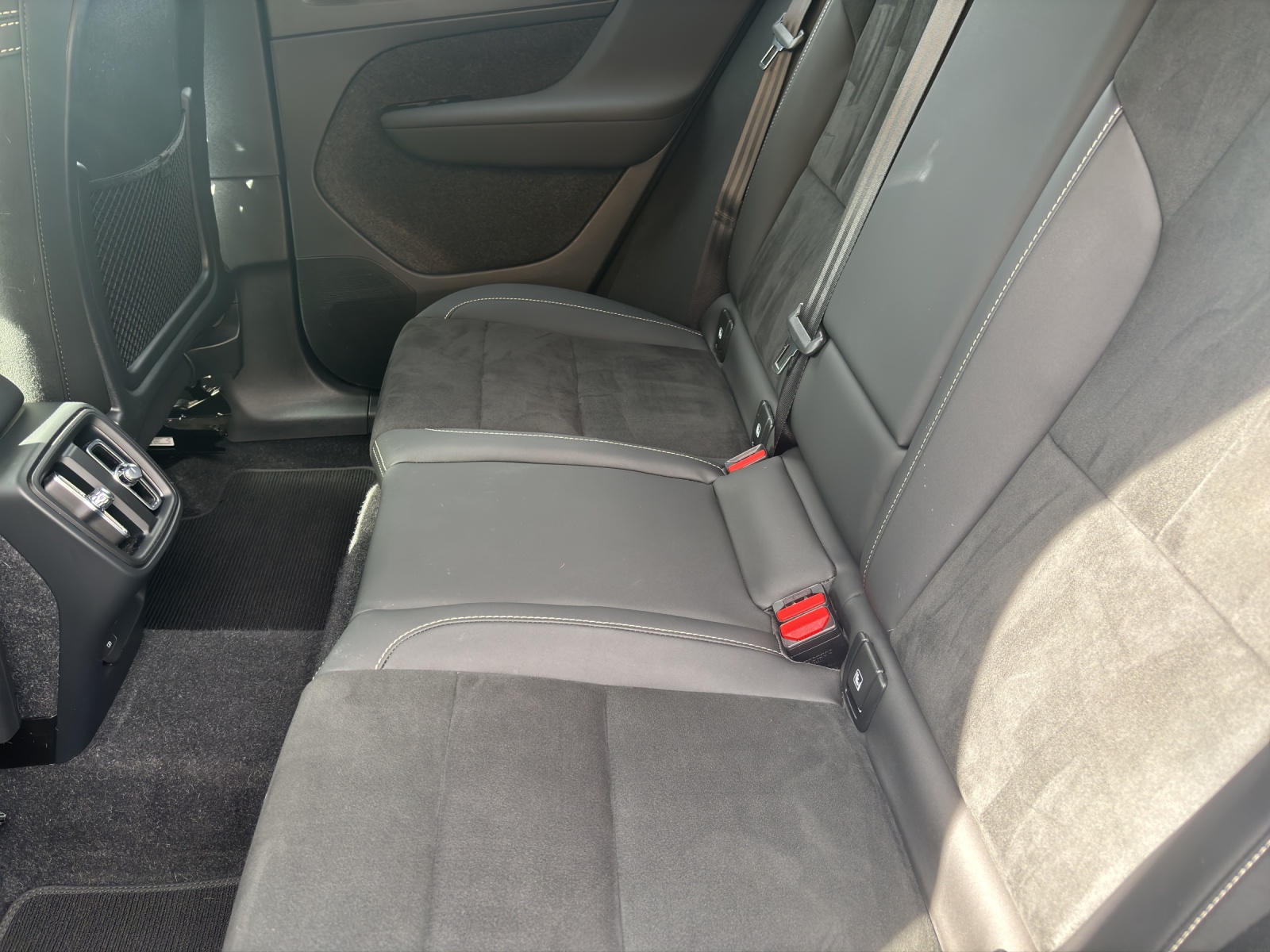 VOLVO XC40 2.0 B4 MH Plus Dark AWD-image-11