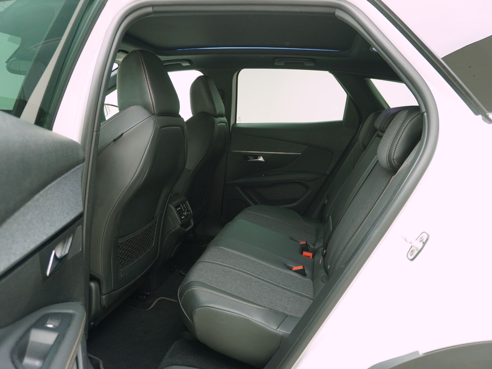 PEUGEOT 3008 1.5 BlueHDi GT Line-image-13