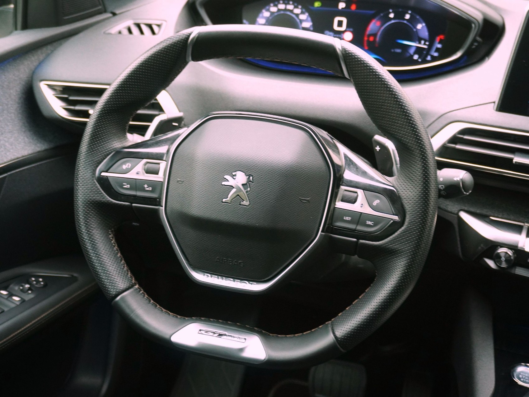 PEUGEOT 3008 1.5 BlueHDi GT Line-image-12
