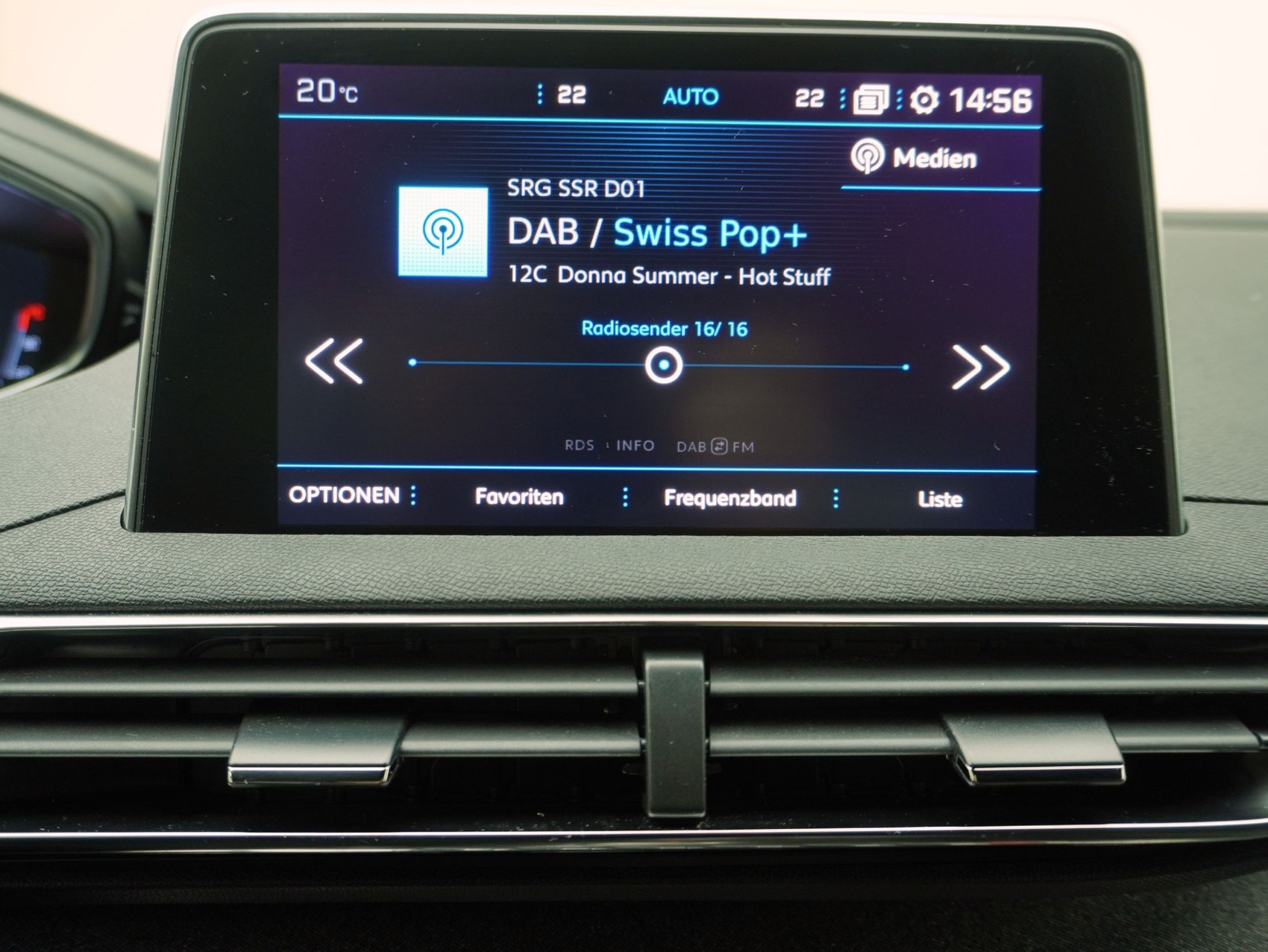 PEUGEOT 3008 1.5 BlueHDi GT Line-image-21